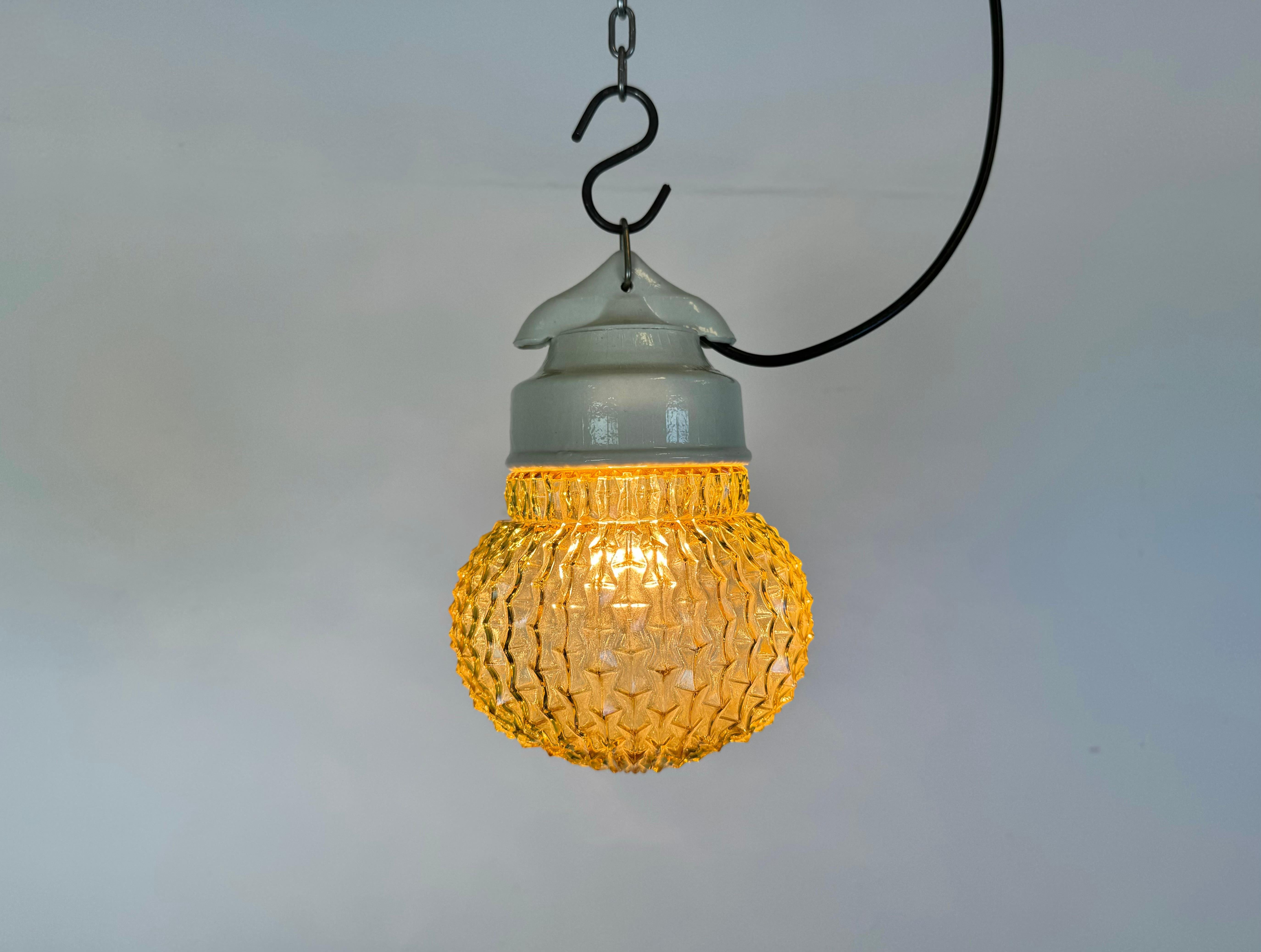 Lampe à suspension vintage en porcelaine blanche, années 1970 Bon état - En vente à Kojetice, CZ