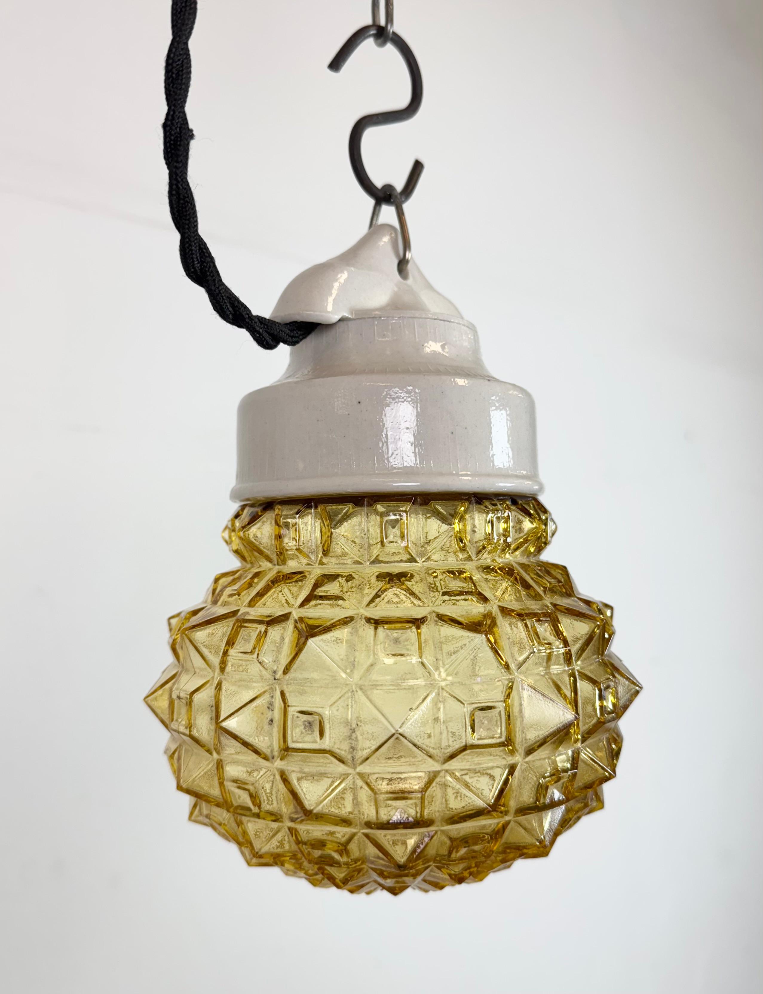 Lampada a sospensione in porcellana bianca vintage, anni '70 In condizioni buone in vendita a Kojetice, CZ