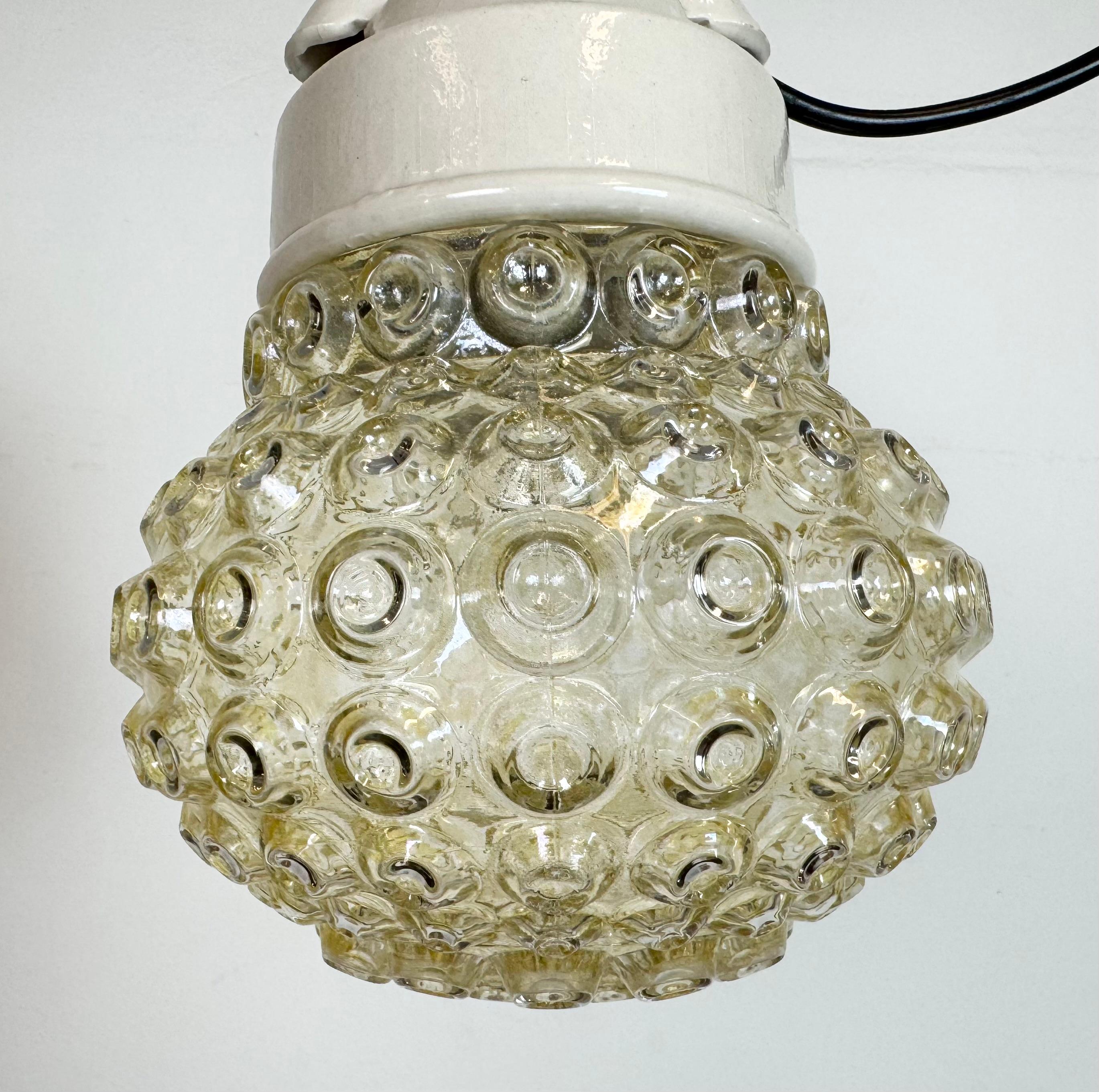 Lampada a sospensione in porcellana bianca vintage, anni '70 In condizioni buone in vendita a Kojetice, CZ