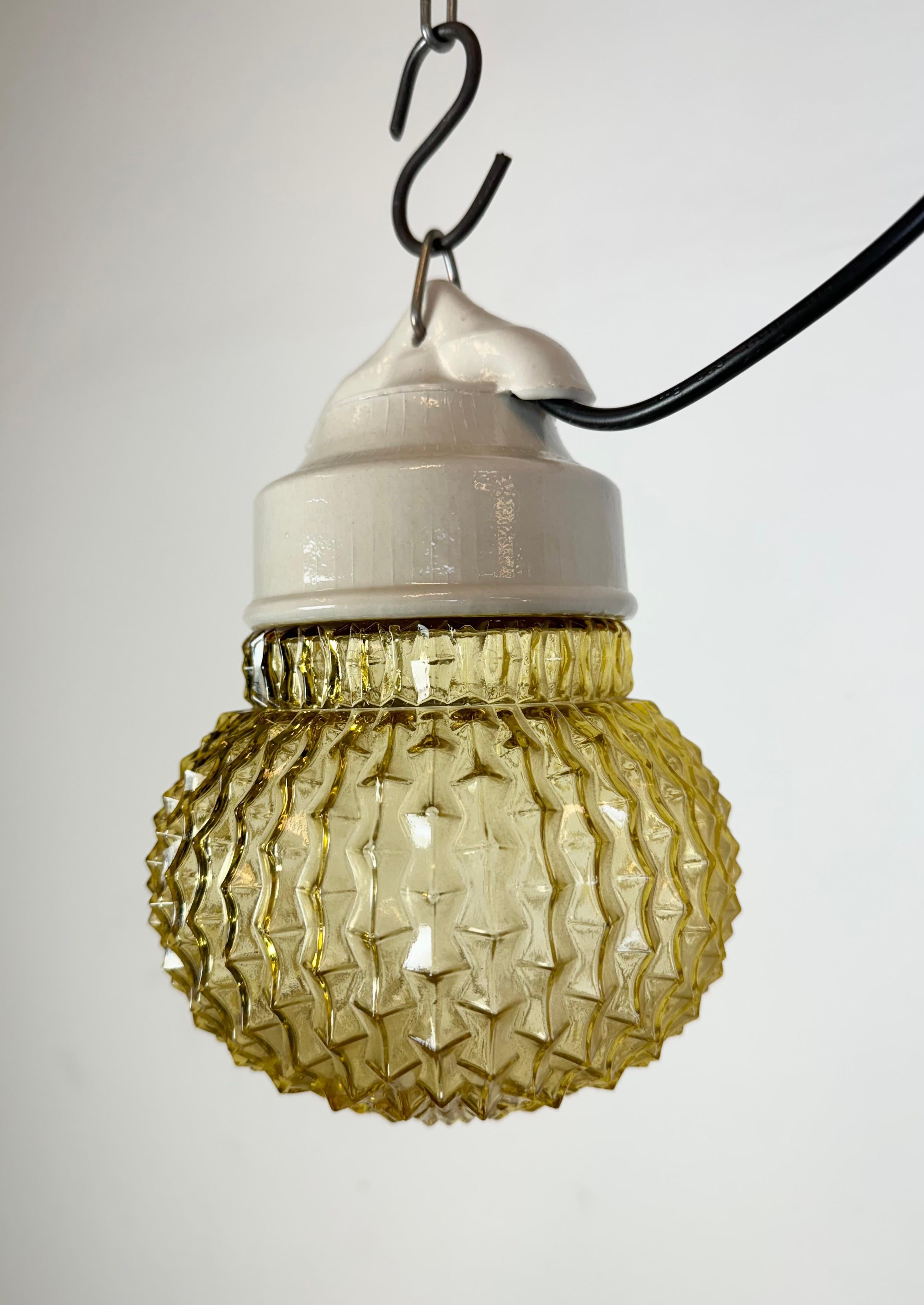 Fin du 20e siècle Lampe à suspension vintage en porcelaine blanche, années 1970 en vente
