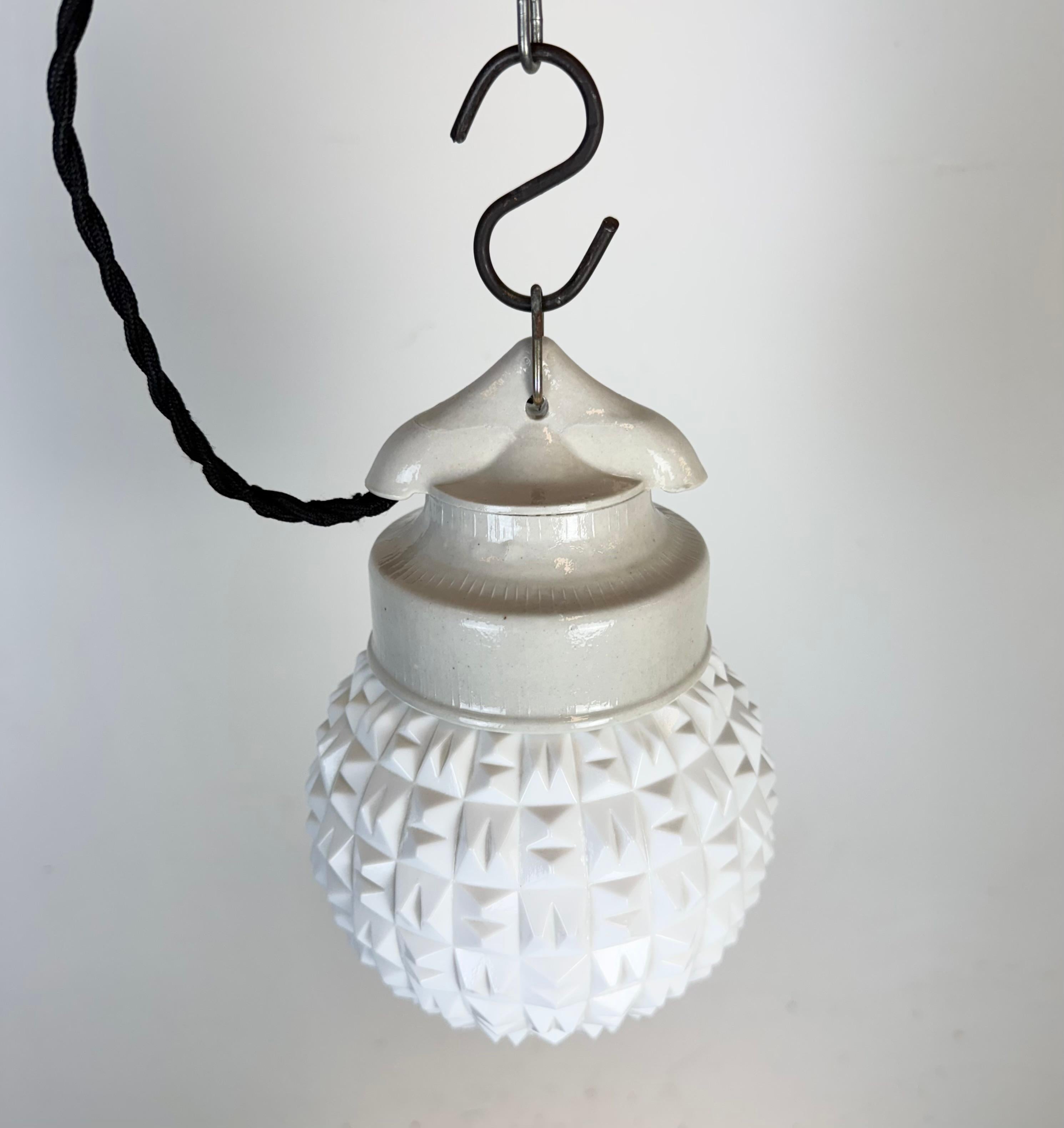 Fine XX secolo Lampada a sospensione in porcellana bianca vintage, anni '70 in vendita