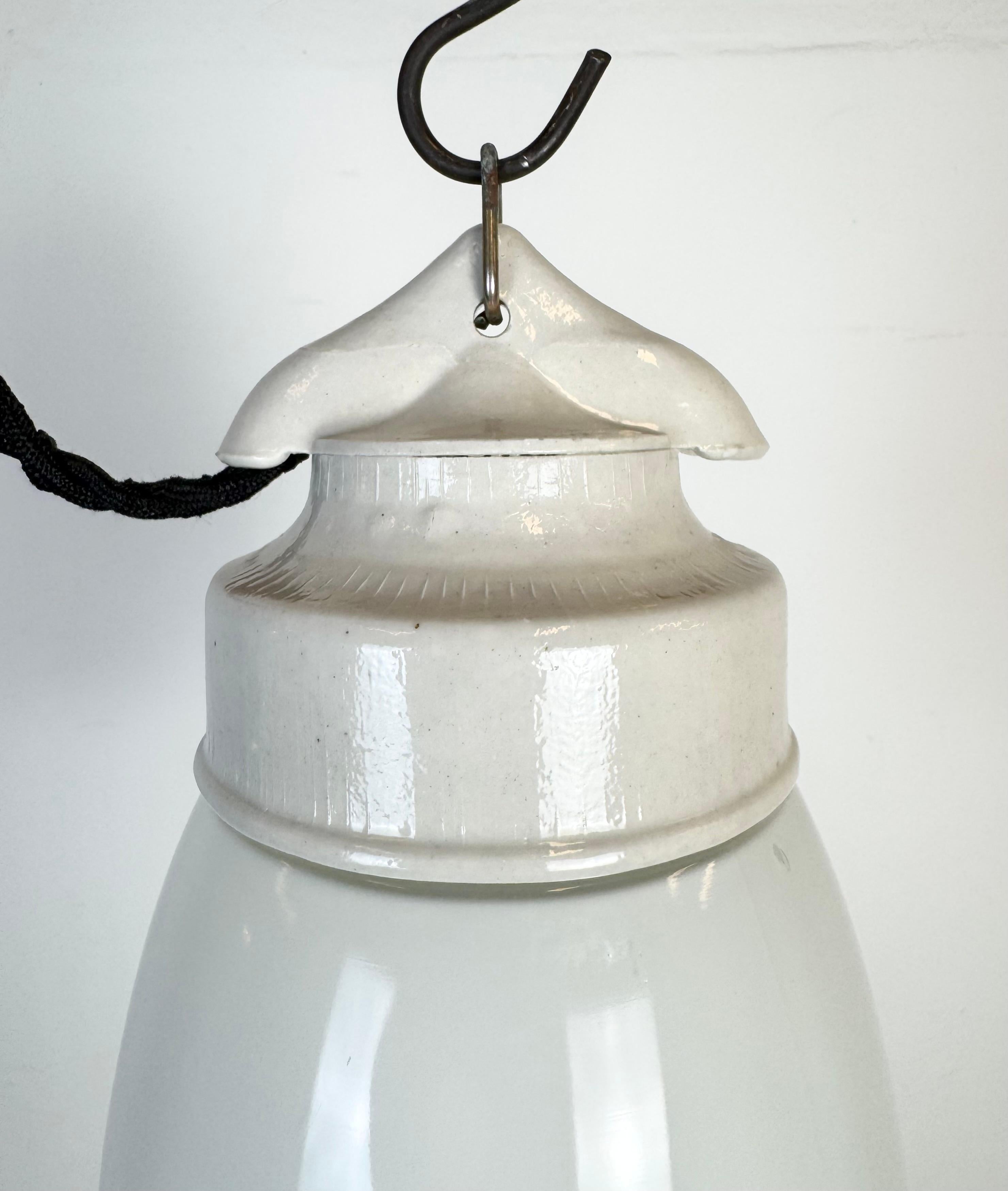 Fine XX secolo Lampada a sospensione in porcellana bianca vintage, anni '70 in vendita