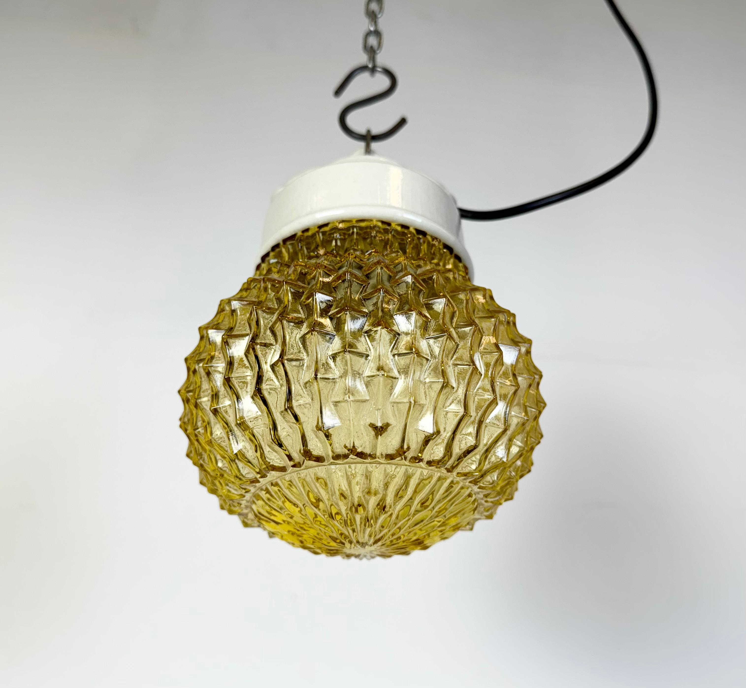 Fin du 20e siècle Lampe à suspension vintage en porcelaine blanche, années 1970 en vente