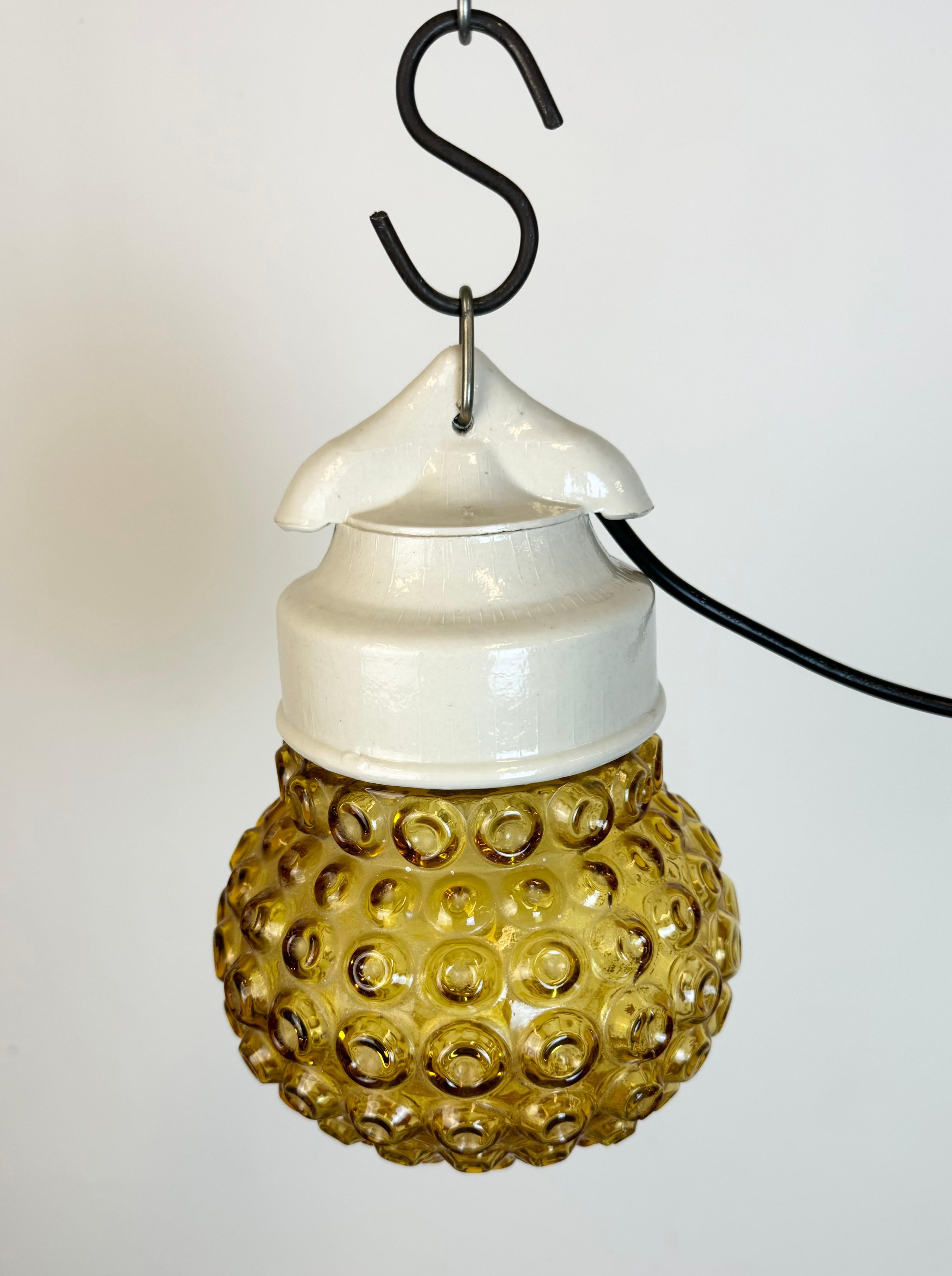 Fin du 20e siècle Lampe à suspension vintage en porcelaine blanche, années 1970 en vente