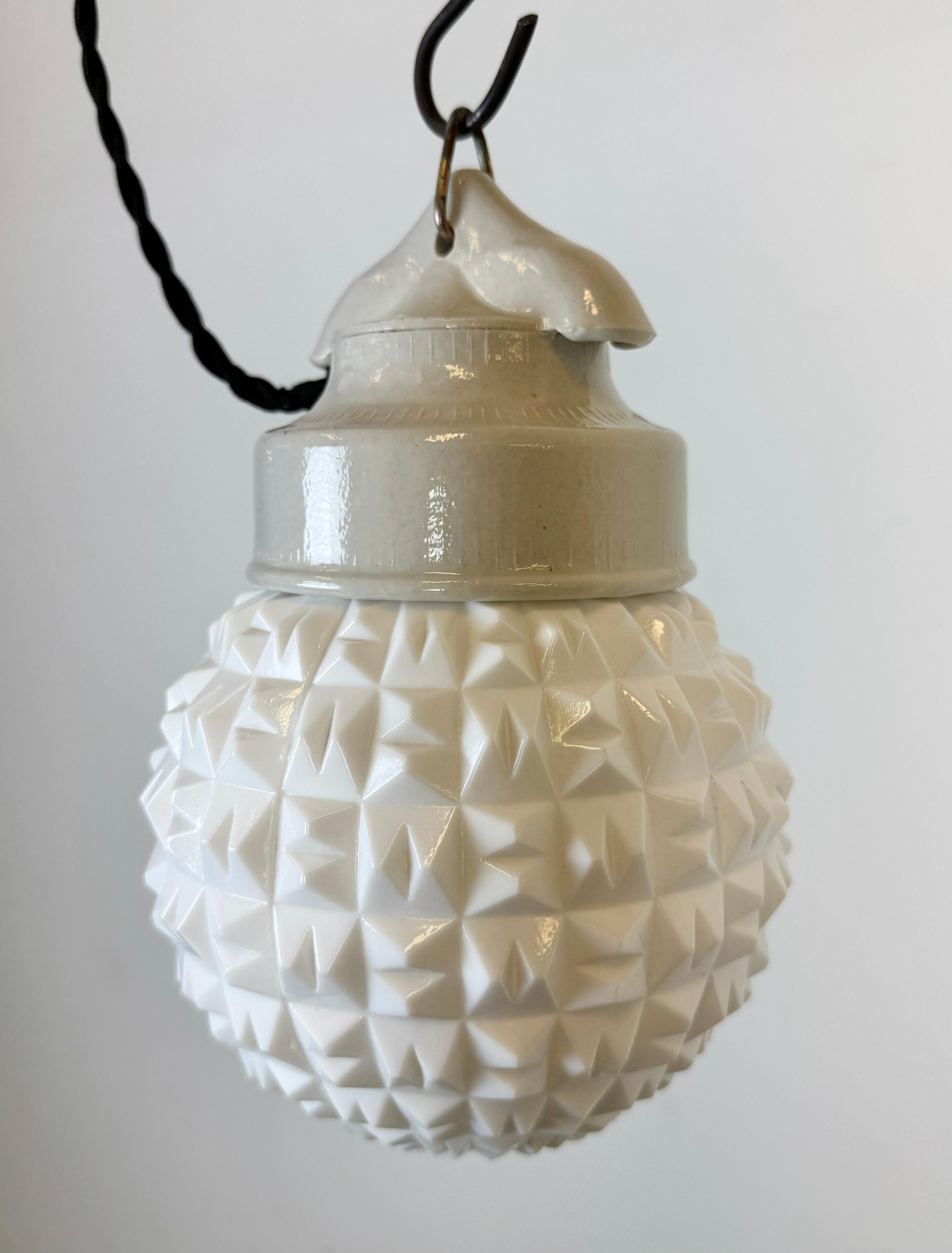 Porcellana Lampada a sospensione in porcellana bianca vintage, anni '70 in vendita