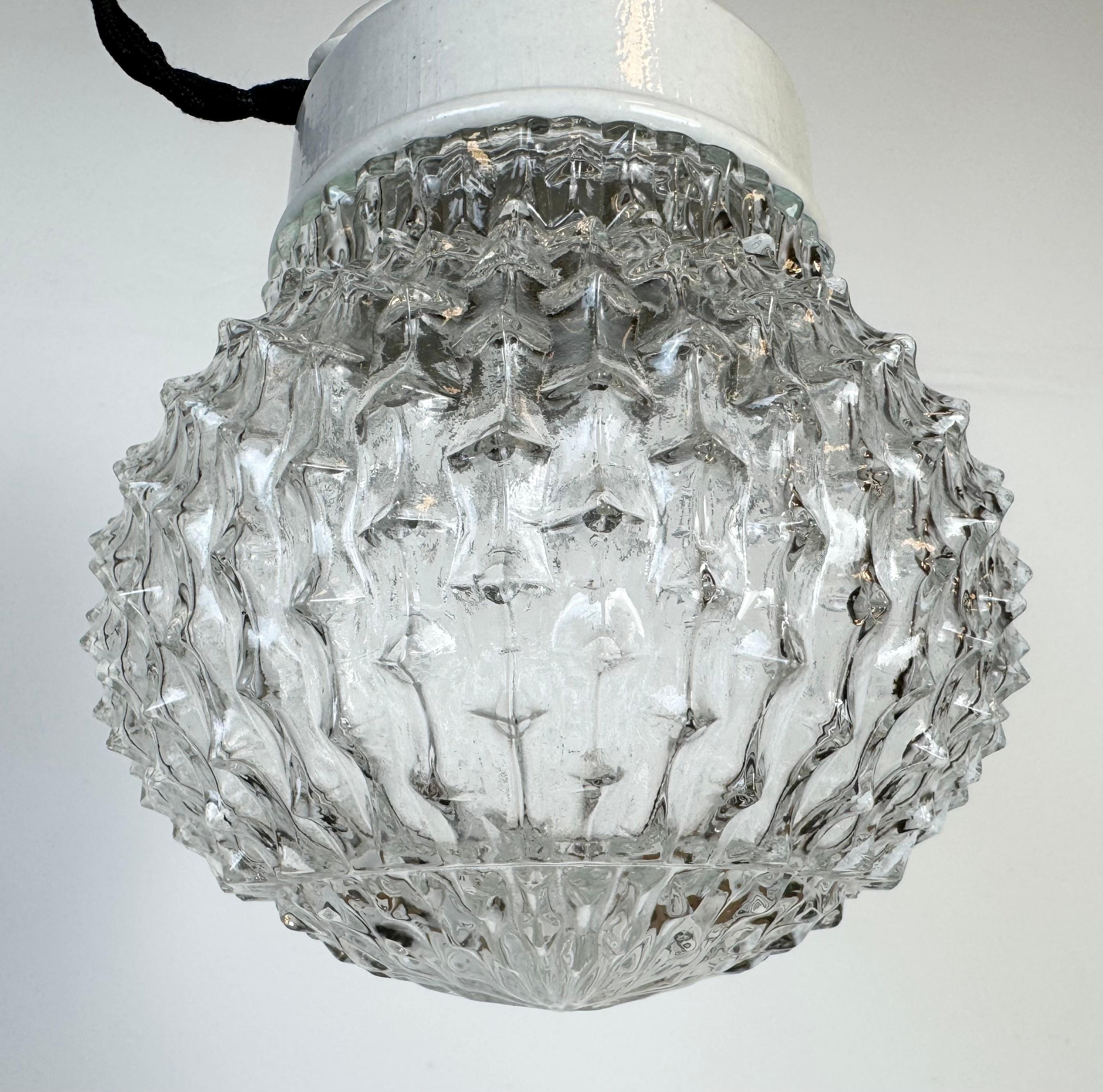Porcellana Lampada a sospensione in porcellana bianca vintage, anni '70 in vendita