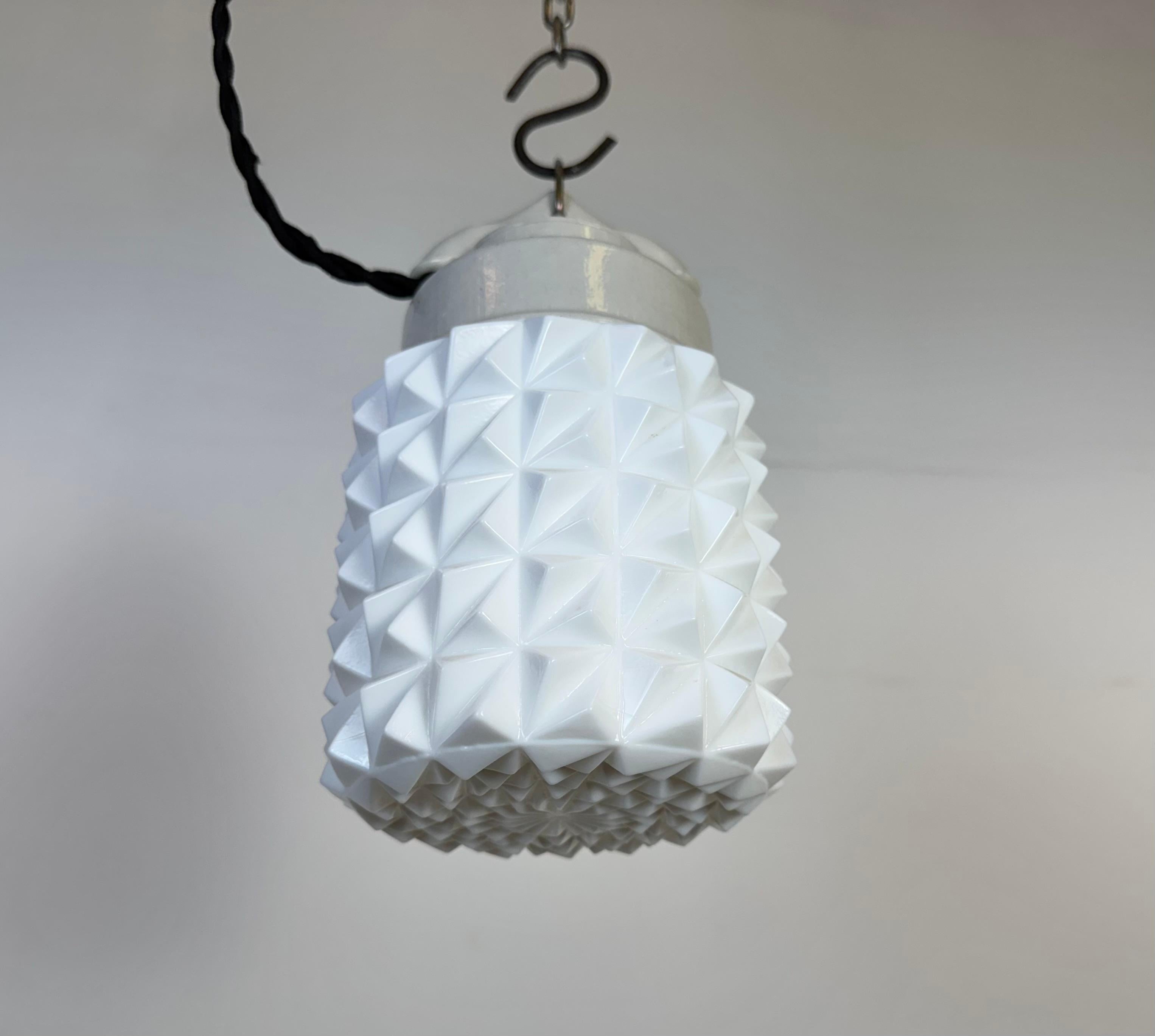 Porcellana Lampada a sospensione in porcellana bianca vintage, anni '70 in vendita