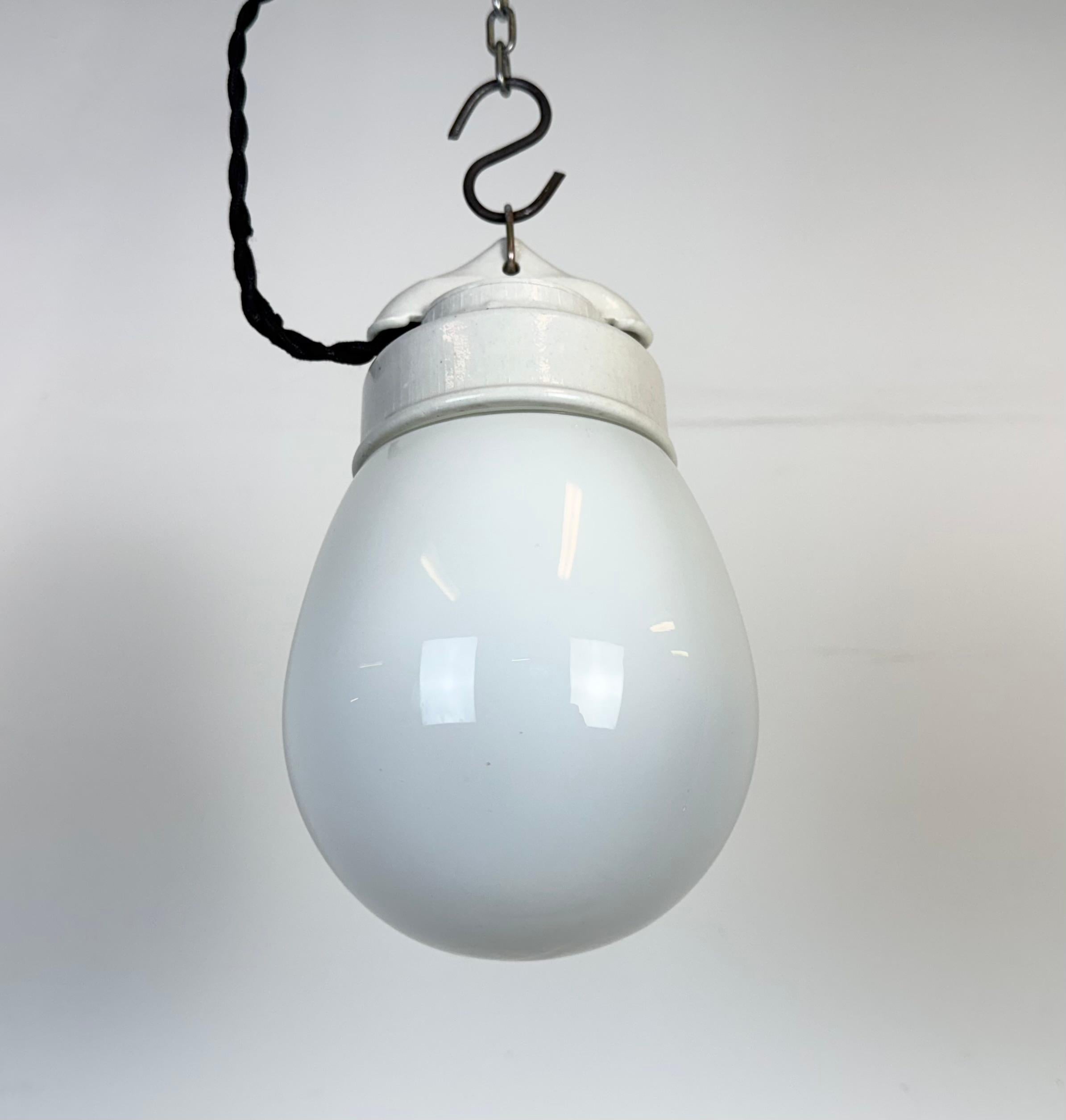 Porcellana Lampada a sospensione in porcellana bianca vintage, anni '70 in vendita