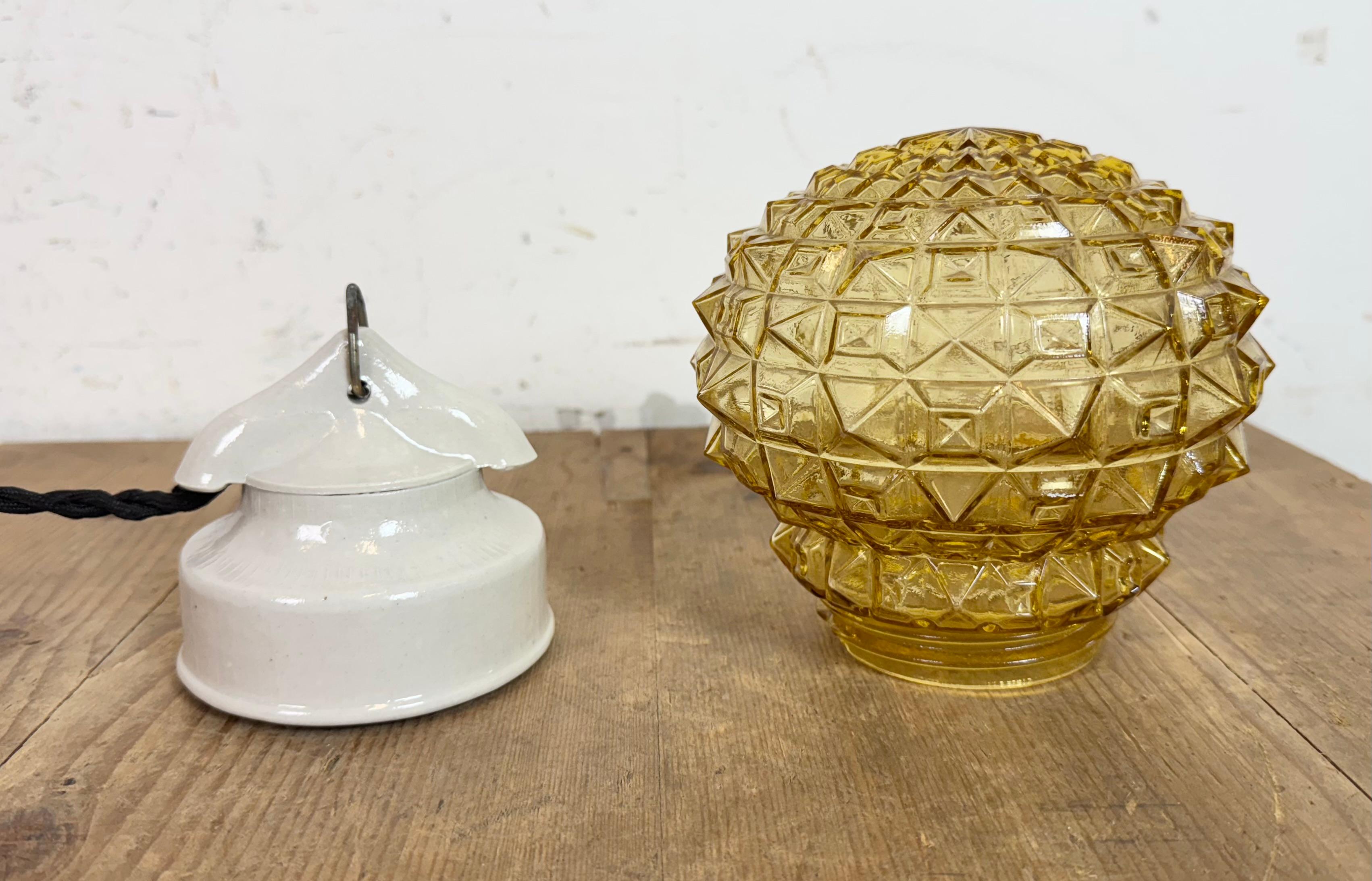 Porcellana Lampada a sospensione in porcellana bianca vintage, anni '70 in vendita