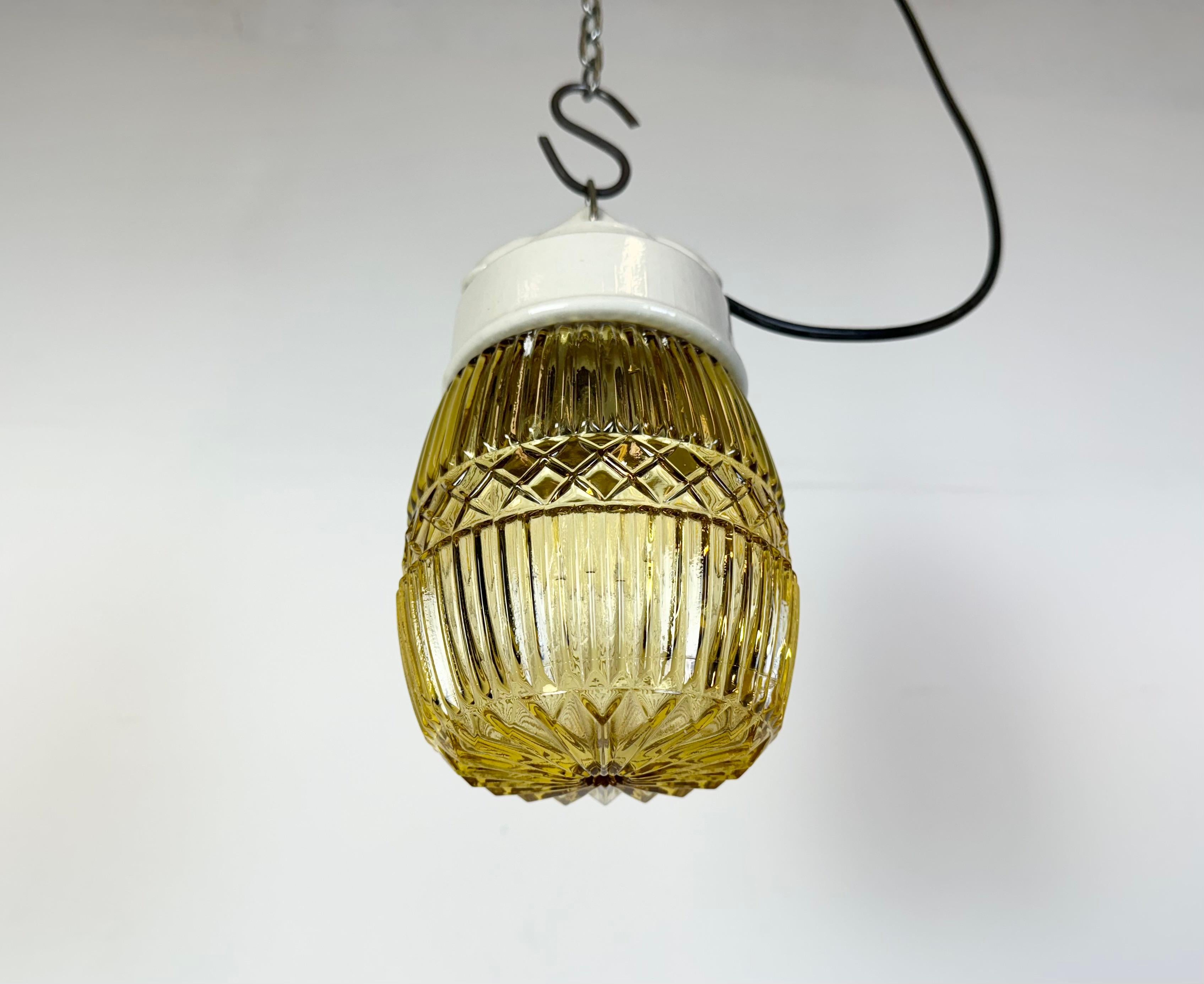 Lampe à suspension vintage en porcelaine blanche, années 1970 en vente 1