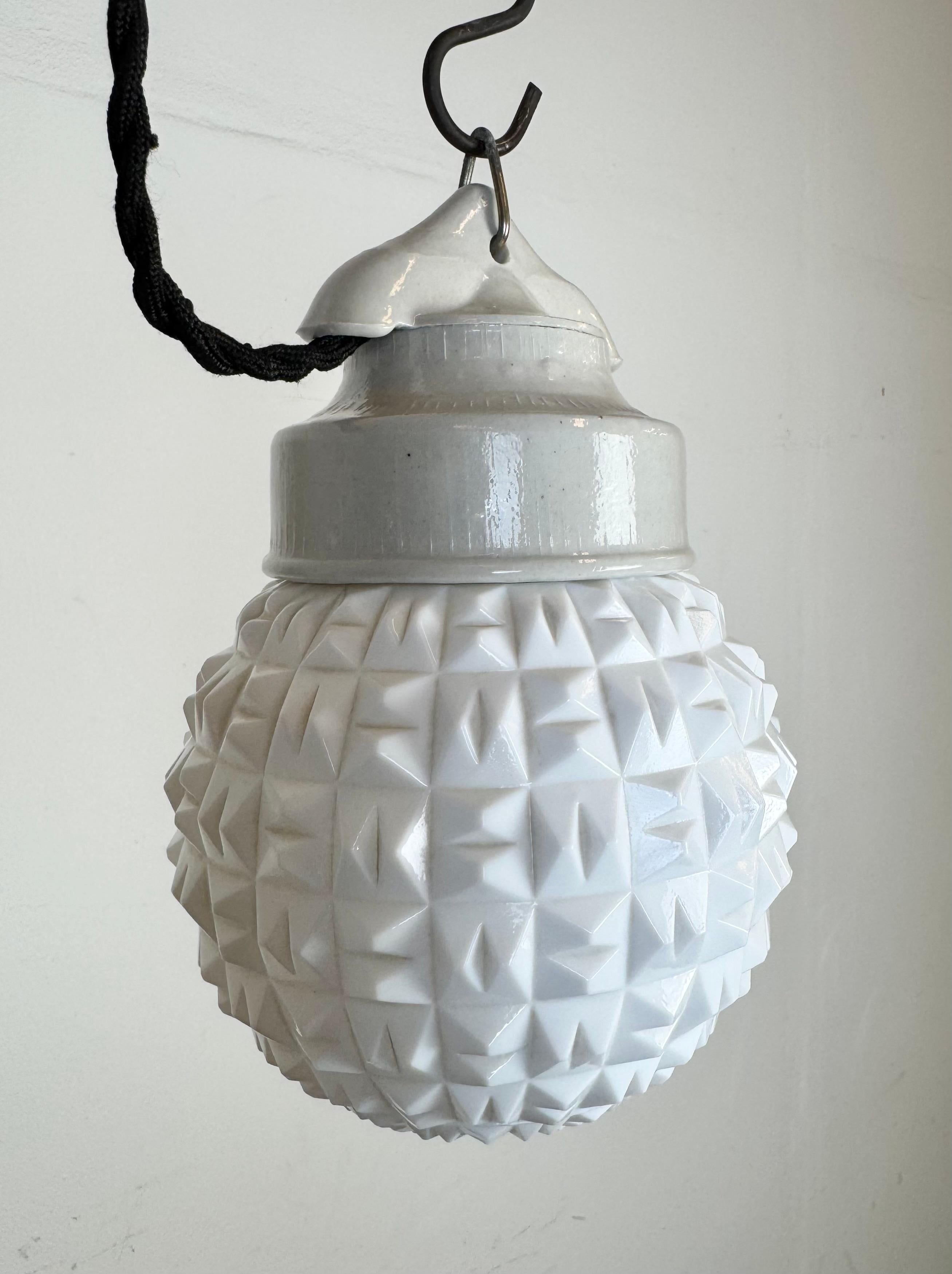 Lampada a sospensione in porcellana bianca vintage, anni '70 in vendita 1