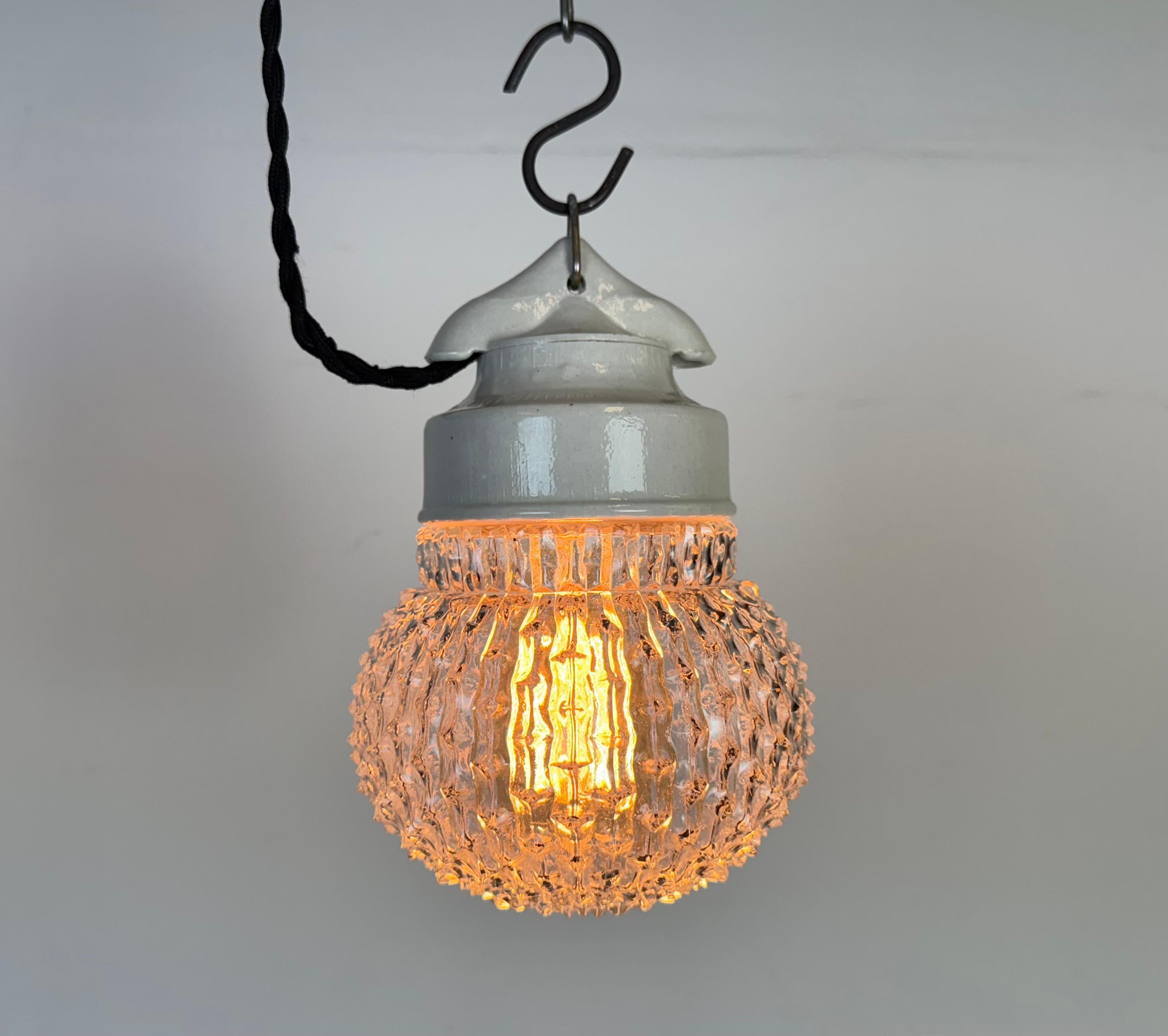 Lampada a sospensione in porcellana bianca vintage, anni '70 in vendita 1