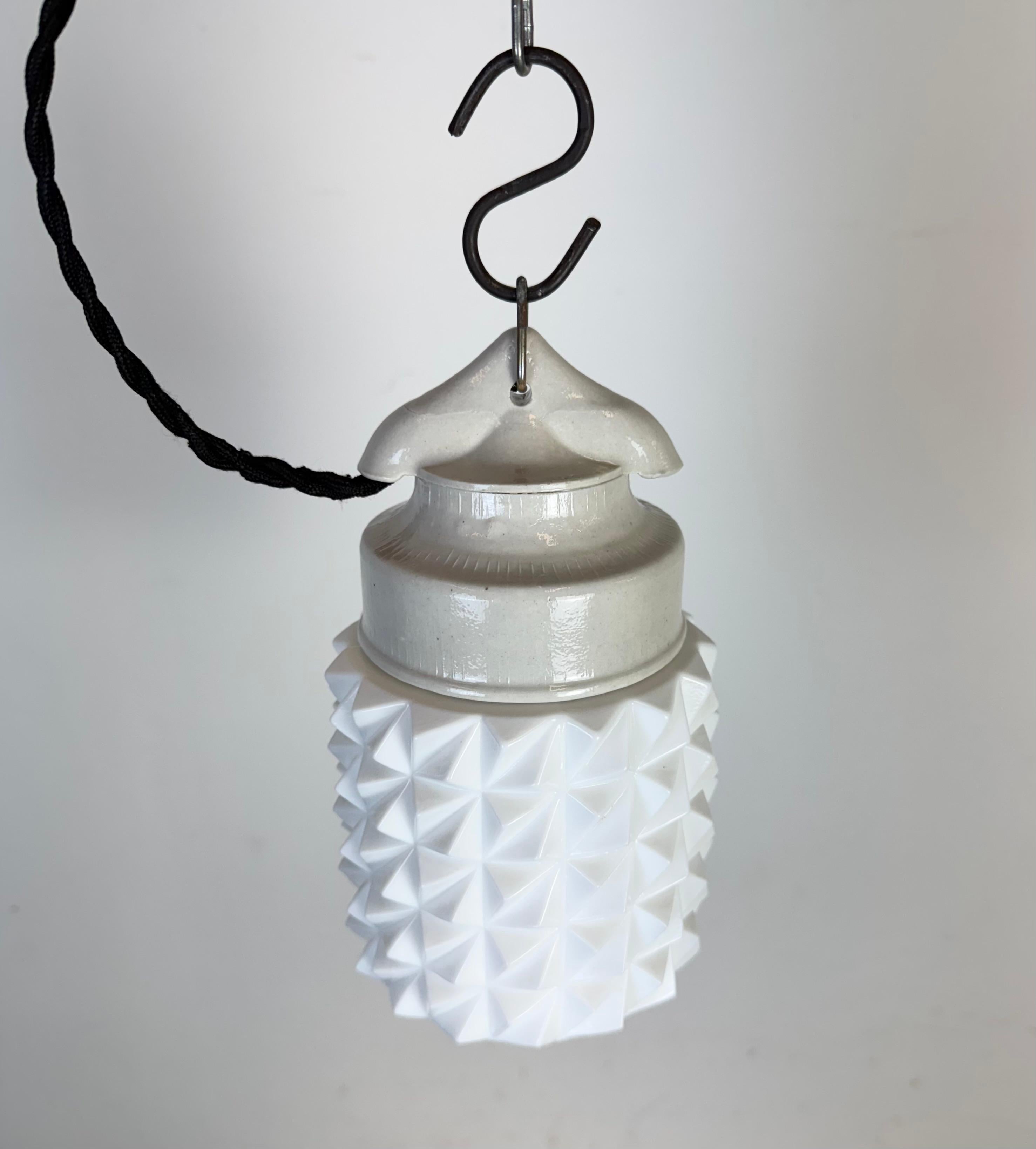 Lampada a sospensione in porcellana bianca vintage, anni '70 in vendita 1