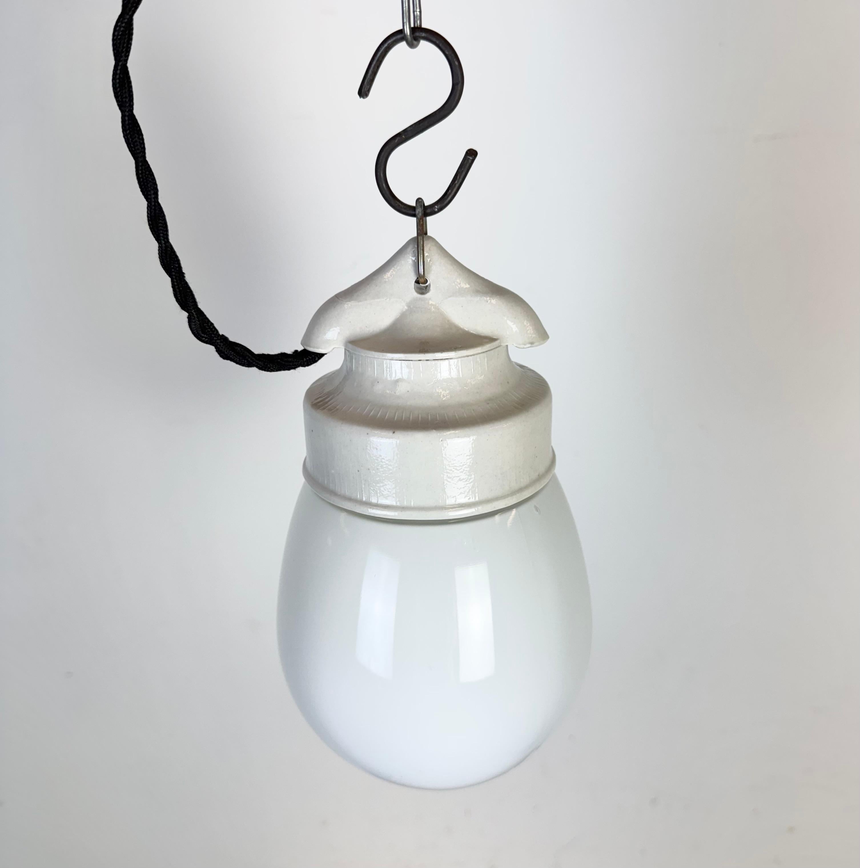Lampada a sospensione in porcellana bianca vintage, anni '70 in vendita 1