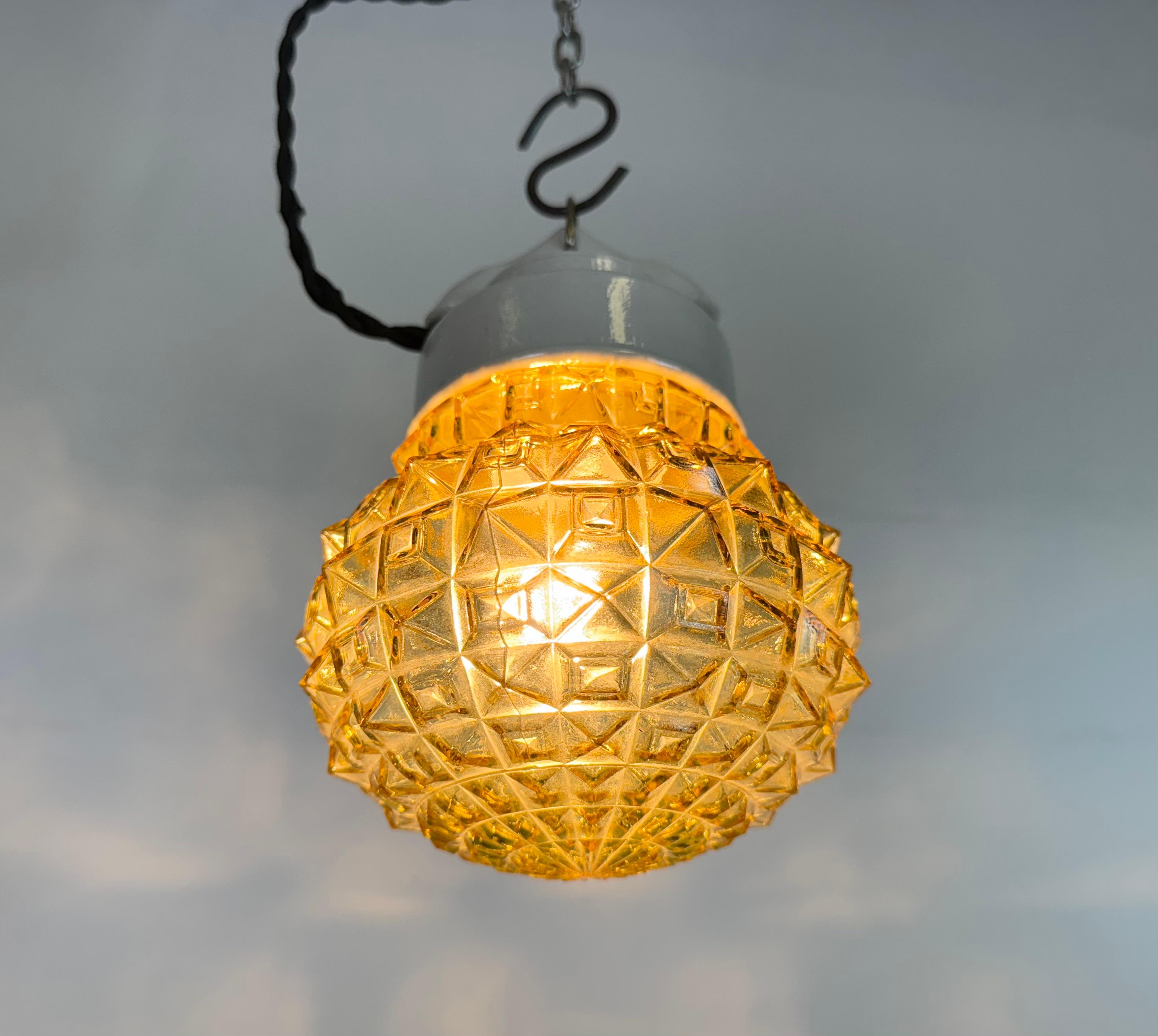 Lampada a sospensione in porcellana bianca vintage, anni '70 in vendita 1