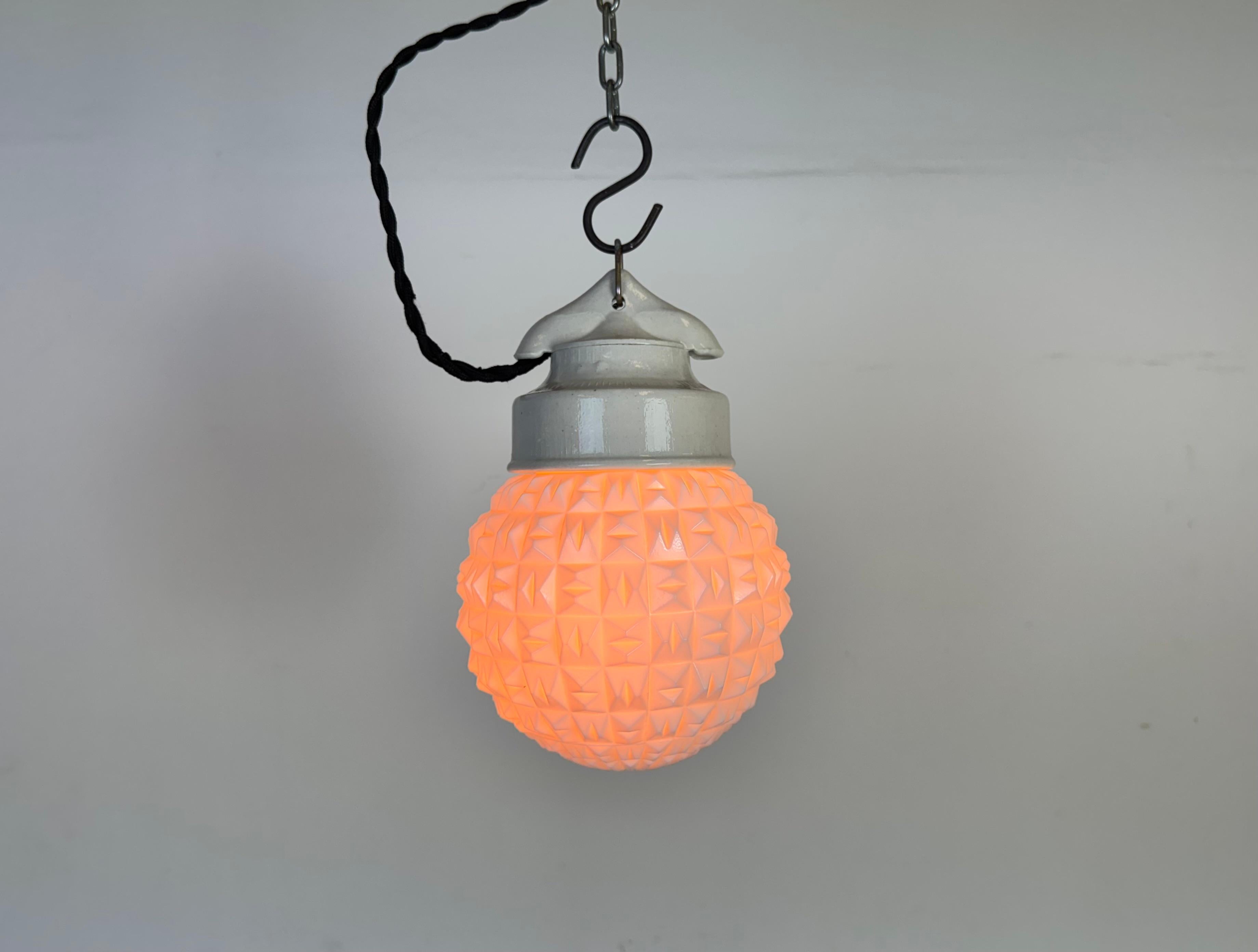 Lampada a sospensione in porcellana bianca vintage, anni '70 in vendita 2