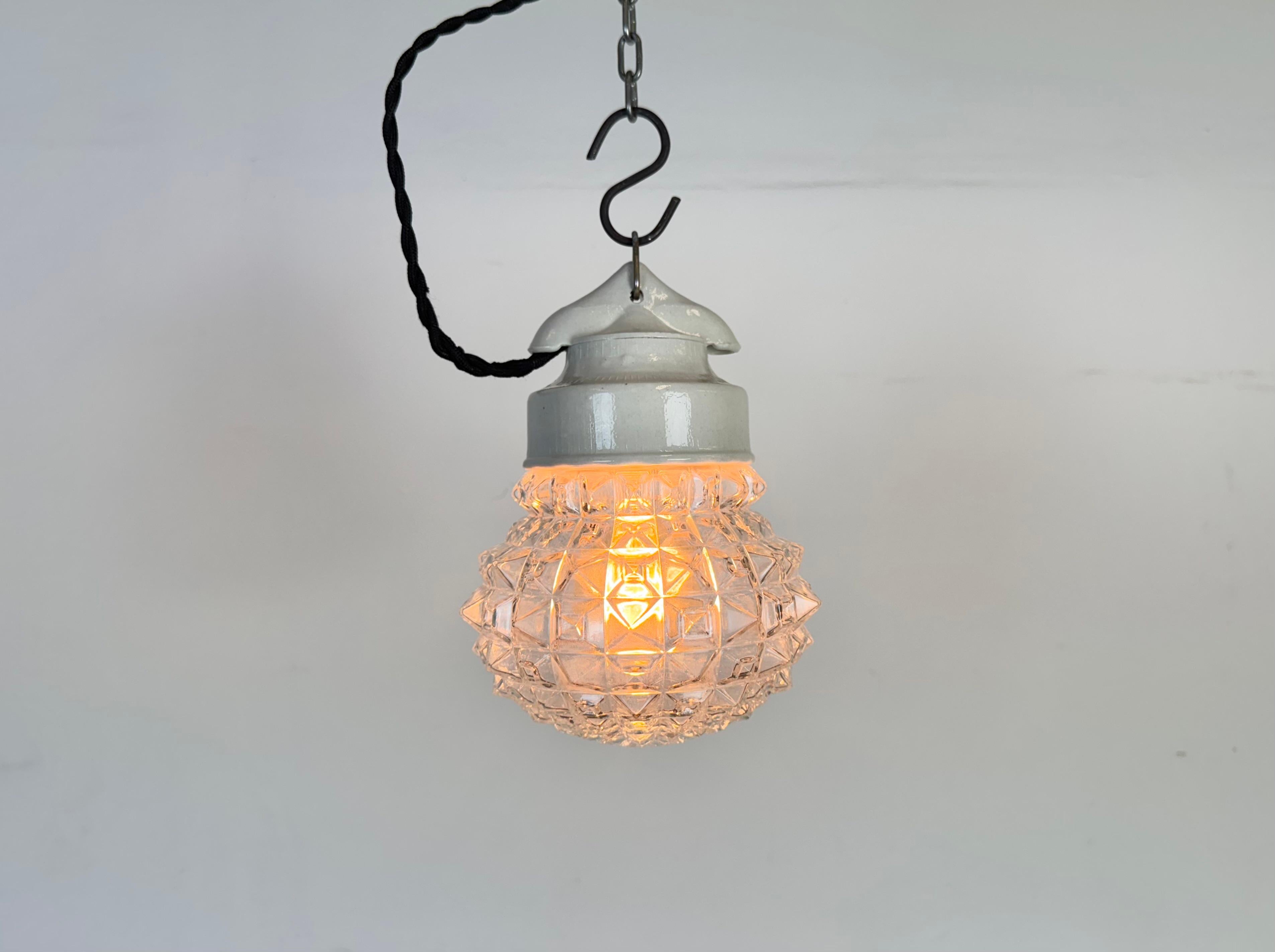 Lampada a sospensione in porcellana bianca vintage, anni '70 in vendita 2