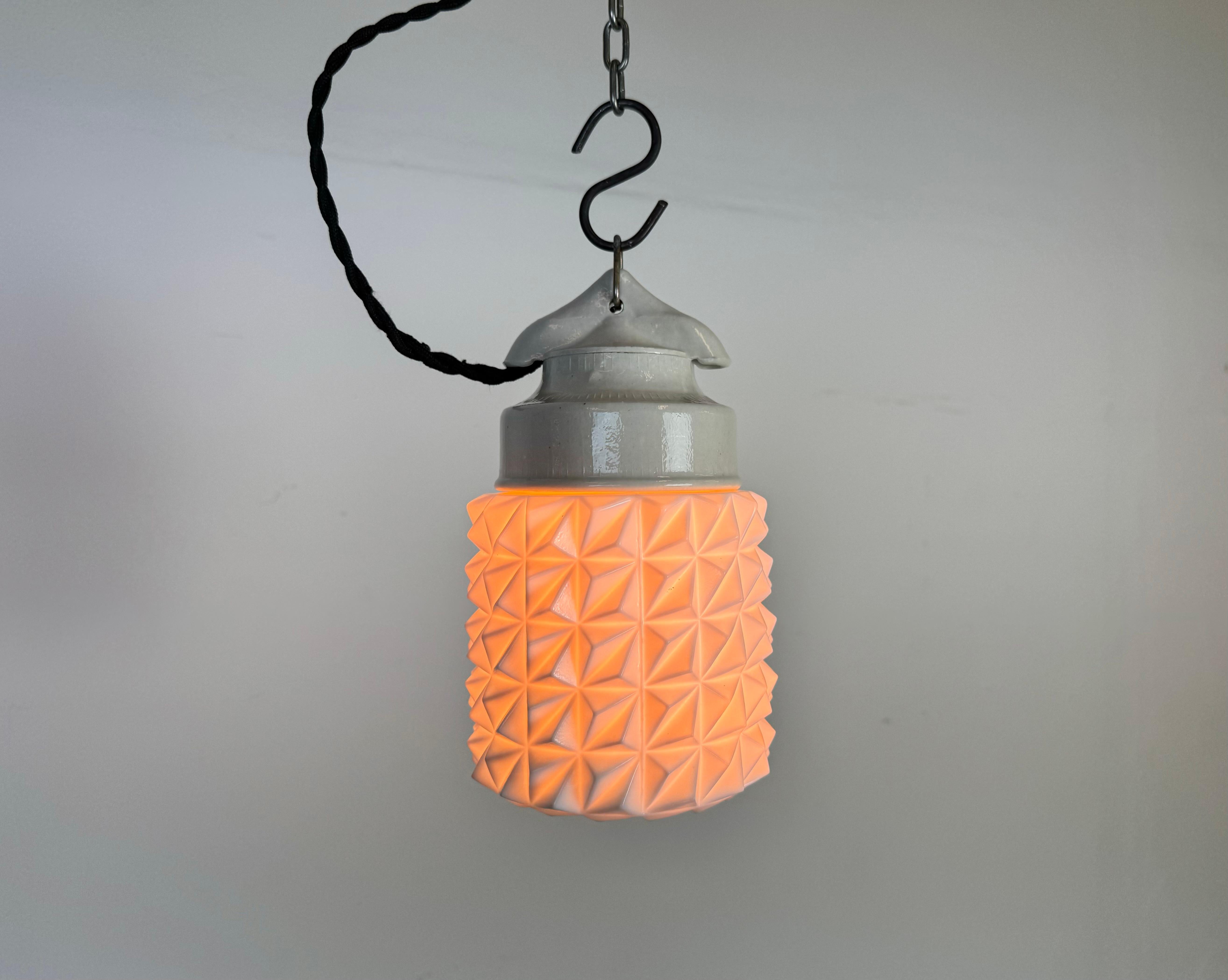 Lampada a sospensione in porcellana bianca vintage, anni '70 in vendita 2