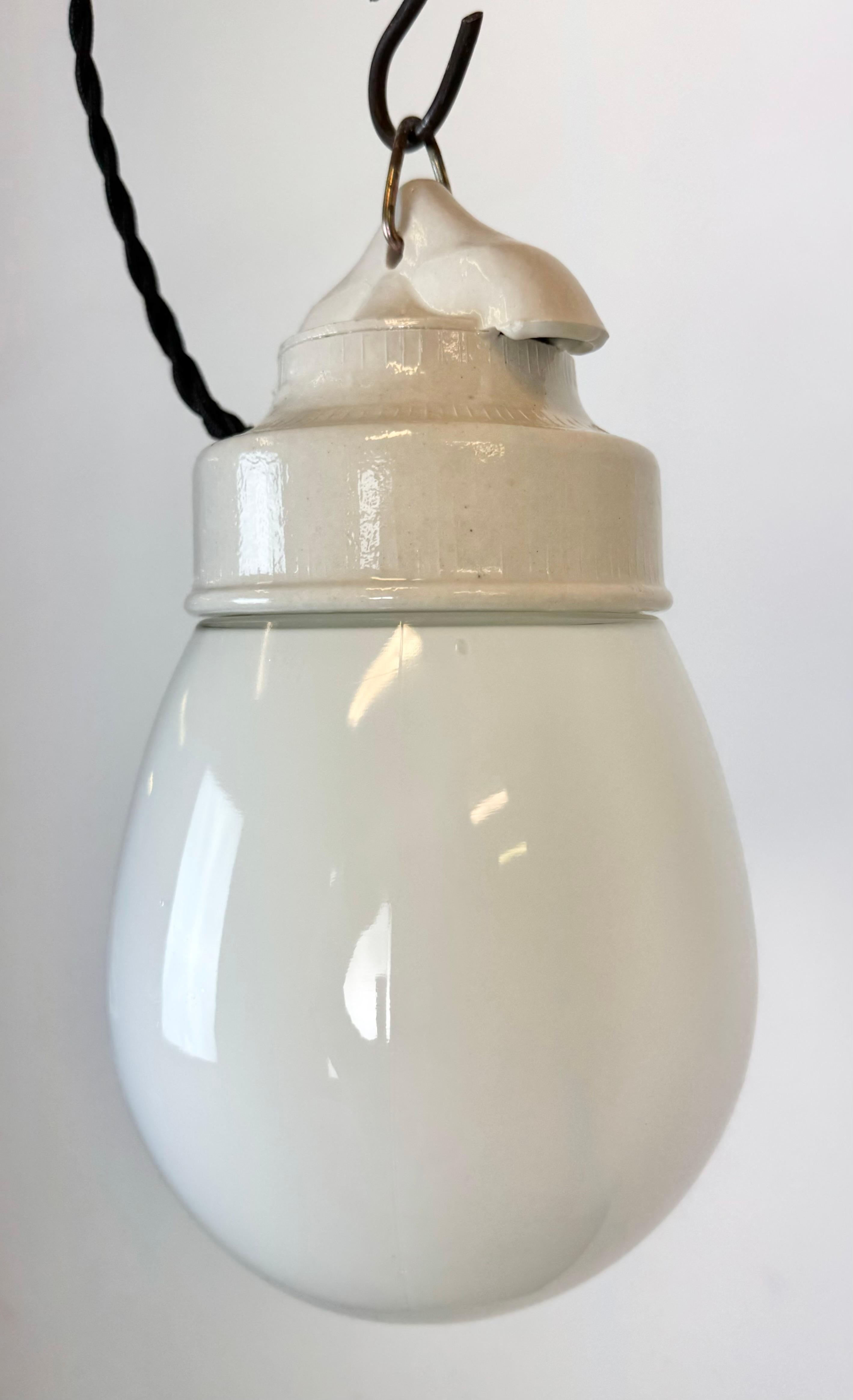 Lampada a sospensione in porcellana bianca vintage, anni '70 in vendita 2