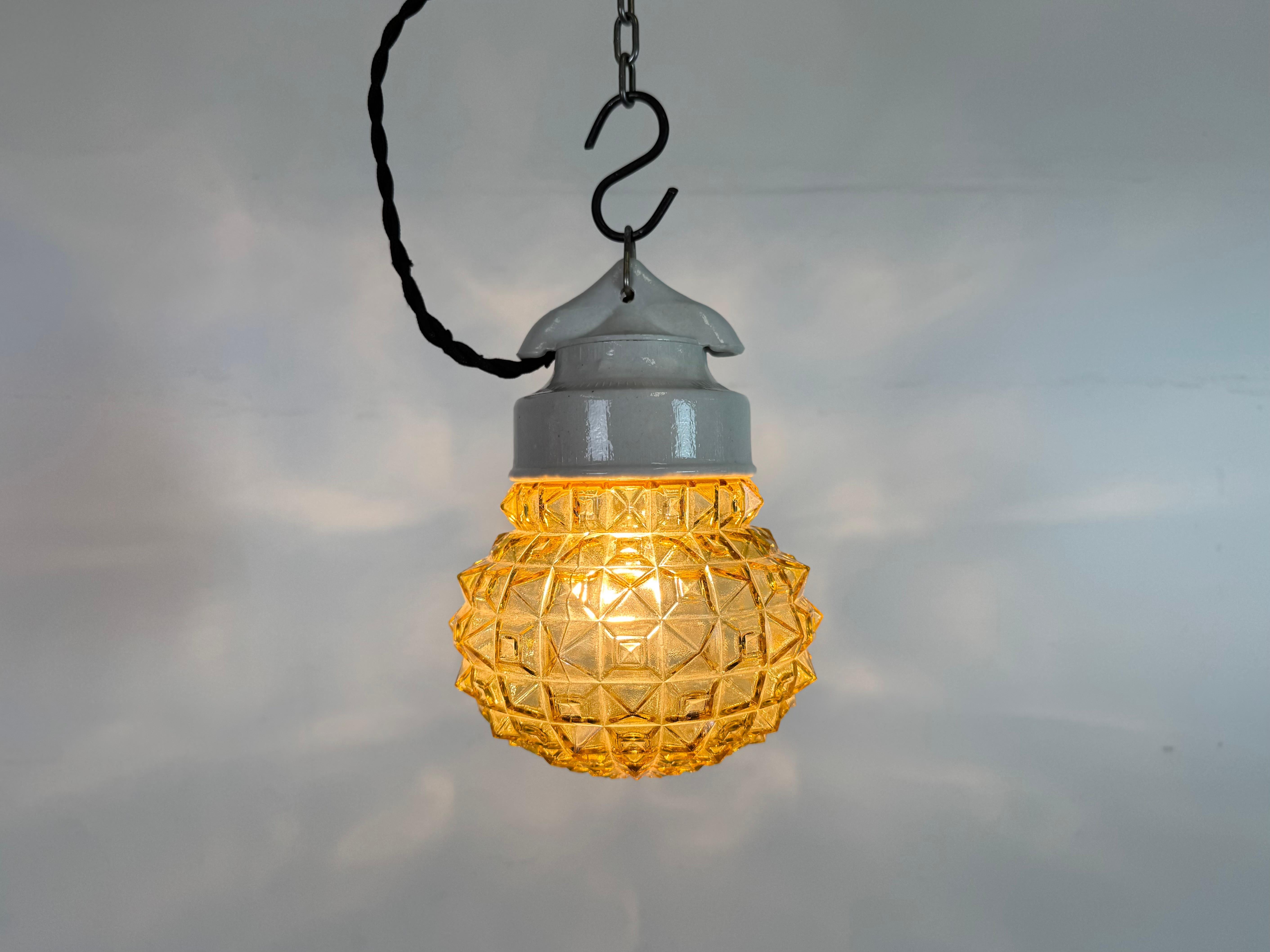 Lampada a sospensione in porcellana bianca vintage, anni '70 in vendita 2