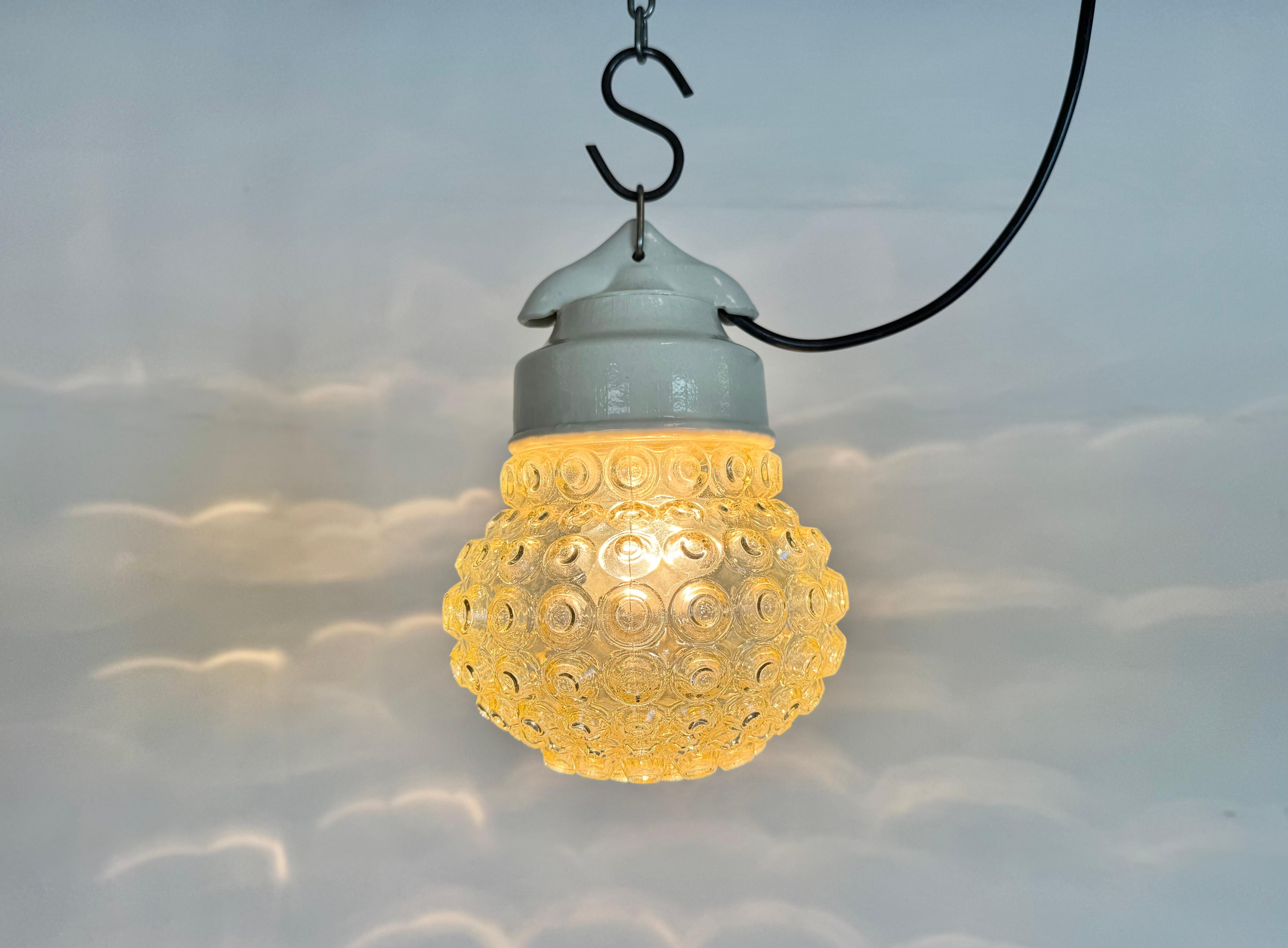 Lampada a sospensione in porcellana bianca vintage, anni '70 in vendita 2