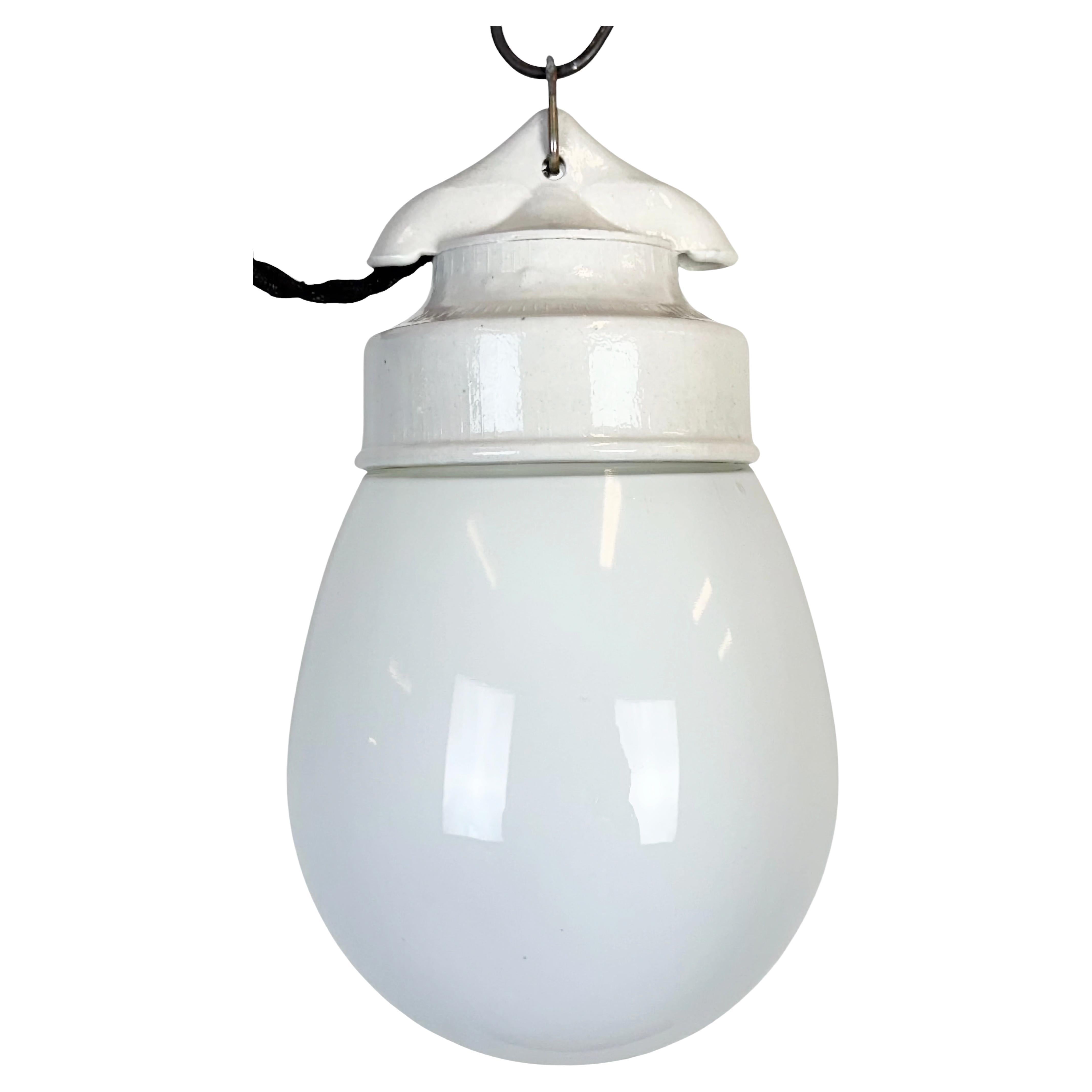 Lampada a sospensione in porcellana bianca vintage, anni '70 in vendita