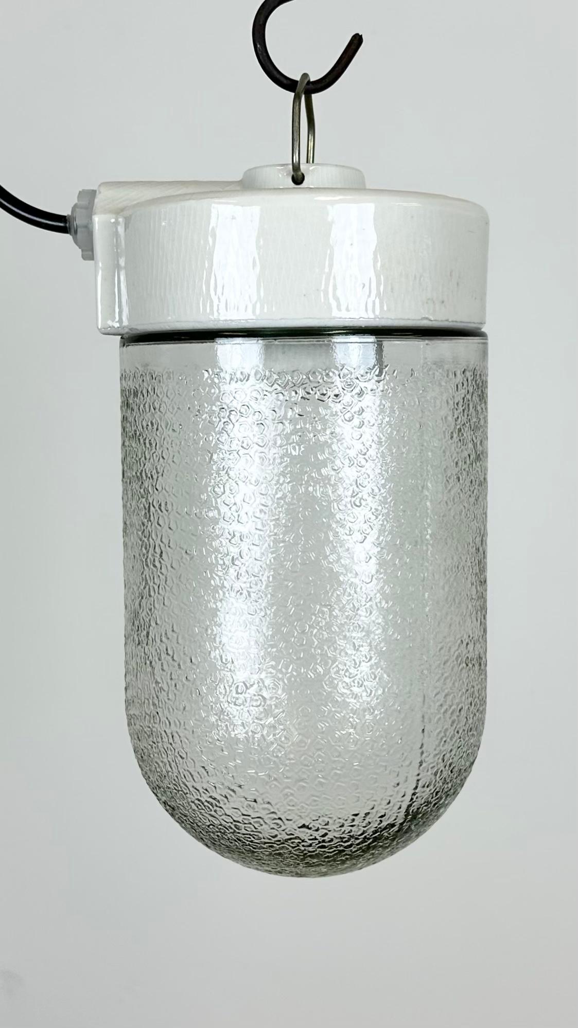 Lampe industrielle vintage fabriquée en Pologne dans les années 1970. Il est doté d'un plateau en porcelaine blanche et d'un couvercle en verre dépoli. La douille nécessite des ampoules E27/ E26. Un nouveau fil. Le poids de la lampe est de 1,3 kg.