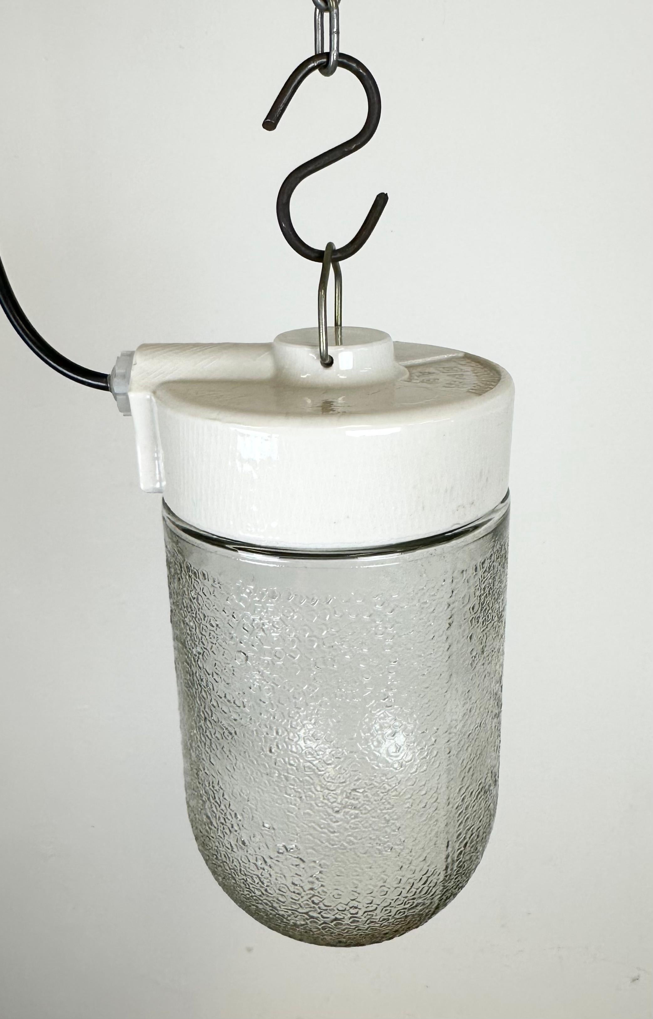 Porcelaine Lampe à suspension vintage en porcelaine blanche avec verre dépoli, années 1970 en vente
