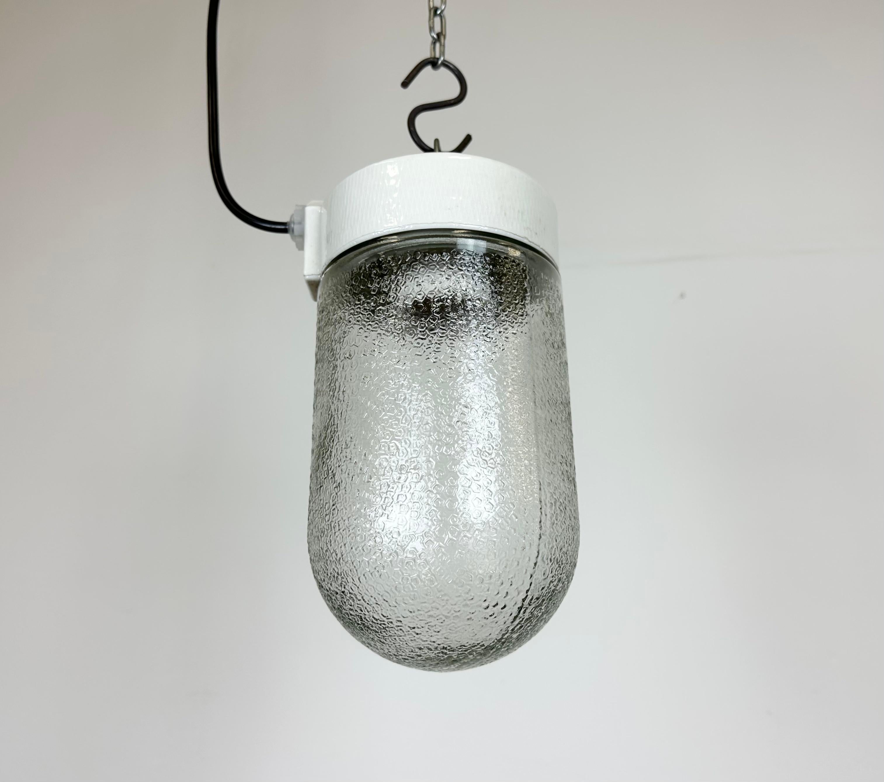 Lampada a sospensione vintage in porcellana bianca con vetro smerigliato, anni '70 in vendita 1