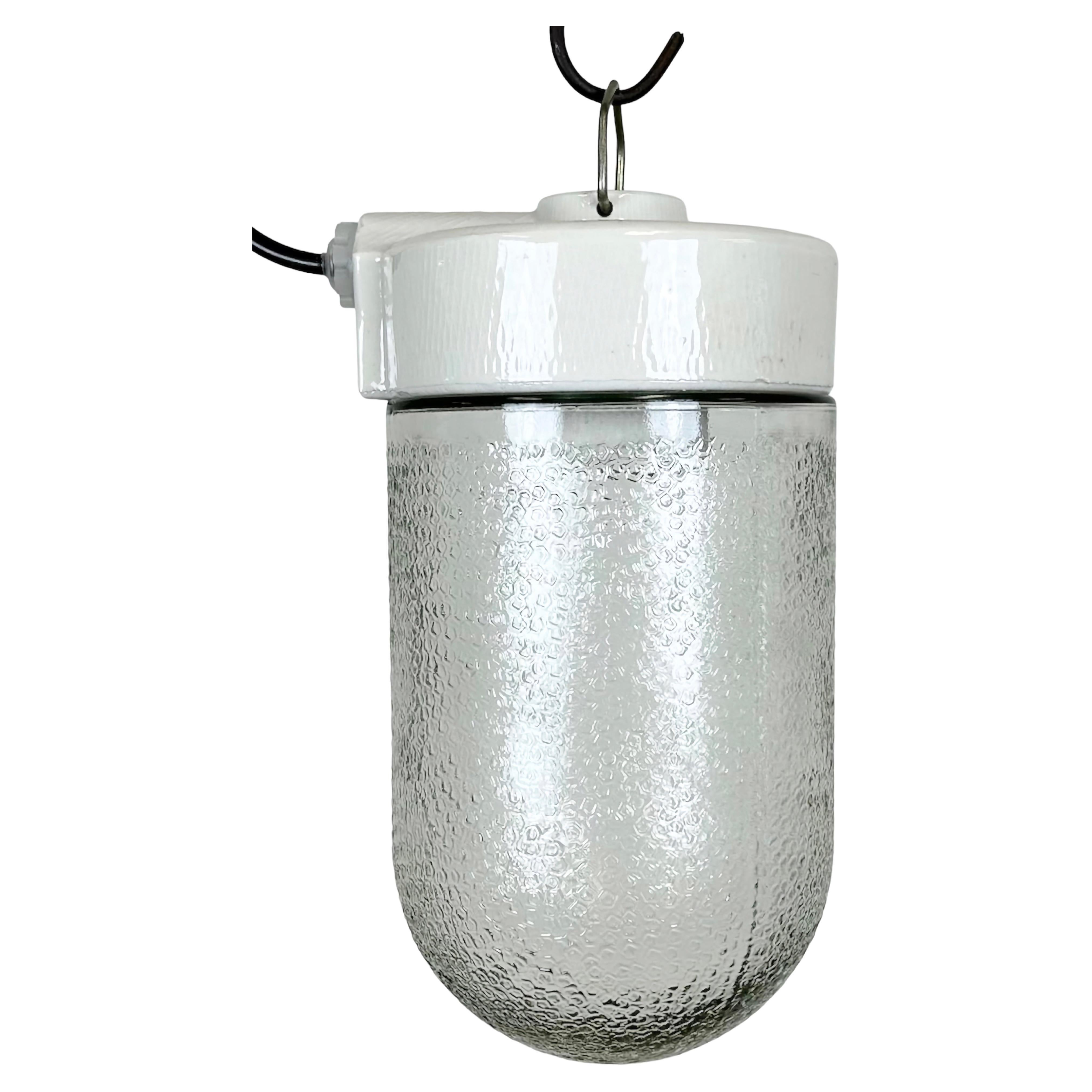 Lampe à suspension vintage en porcelaine blanche avec verre dépoli, années 1970 en vente