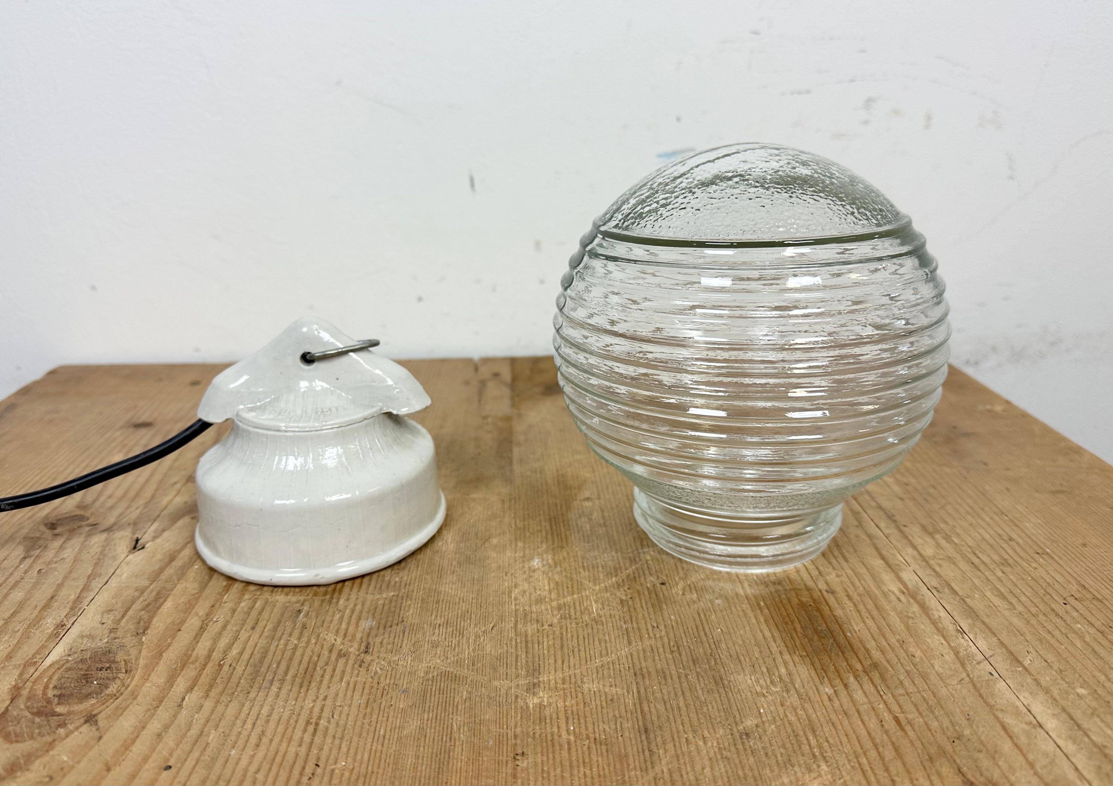 Lampe à suspension vintage en porcelaine blanche avec verre côtelé, années 1970 en vente 4
