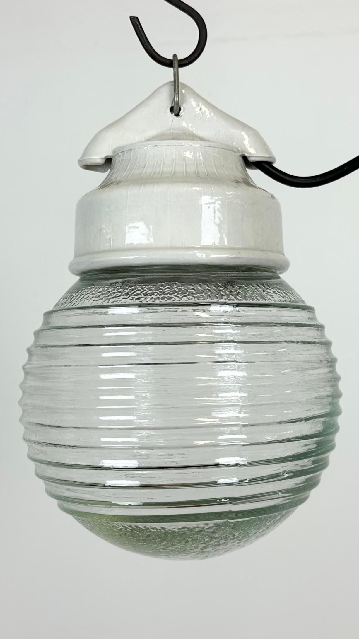 Industriel Lampe à suspension vintage en porcelaine blanche avec verre côtelé, années 1970 en vente