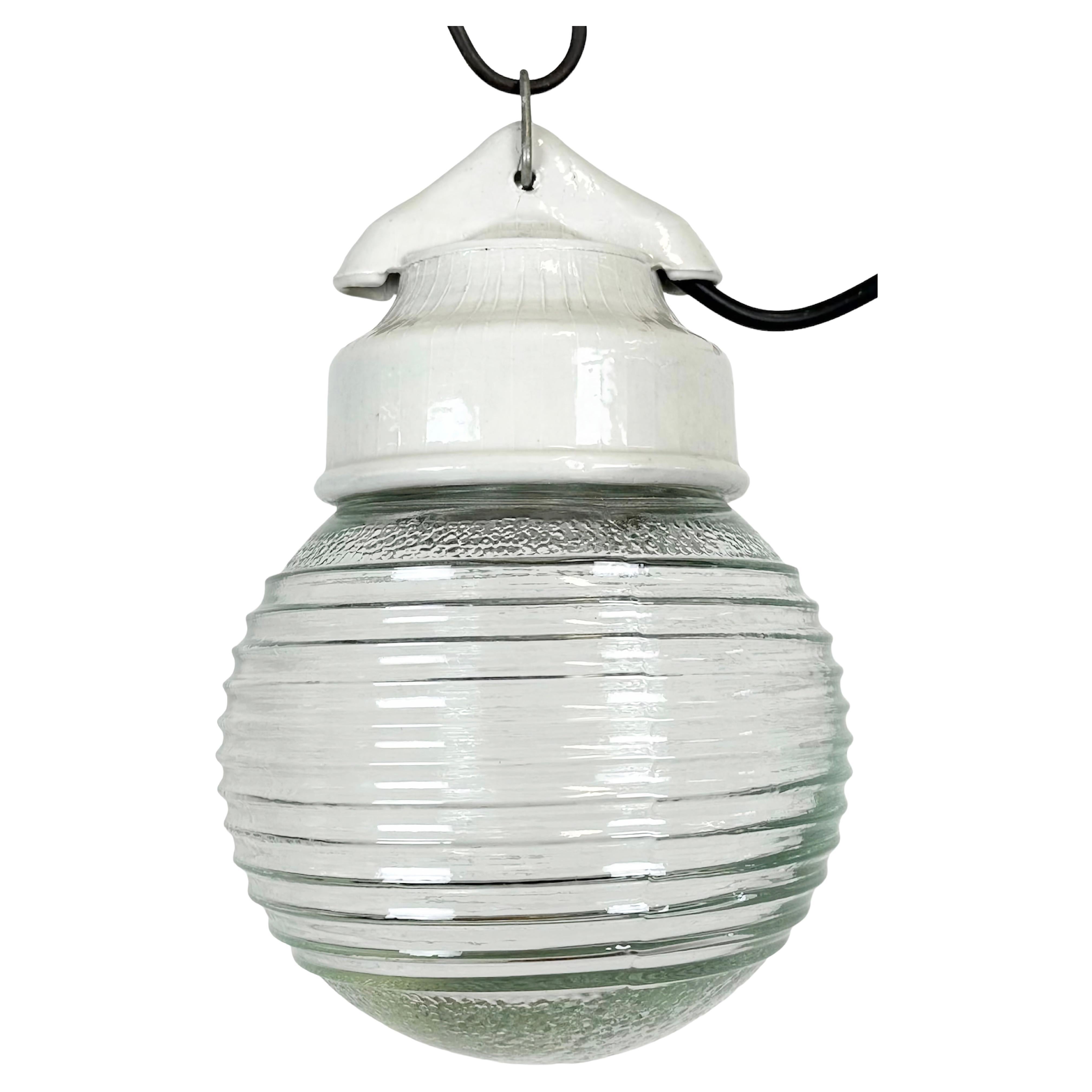 Lampe à suspension vintage en porcelaine blanche avec verre côtelé, années 1970 en vente