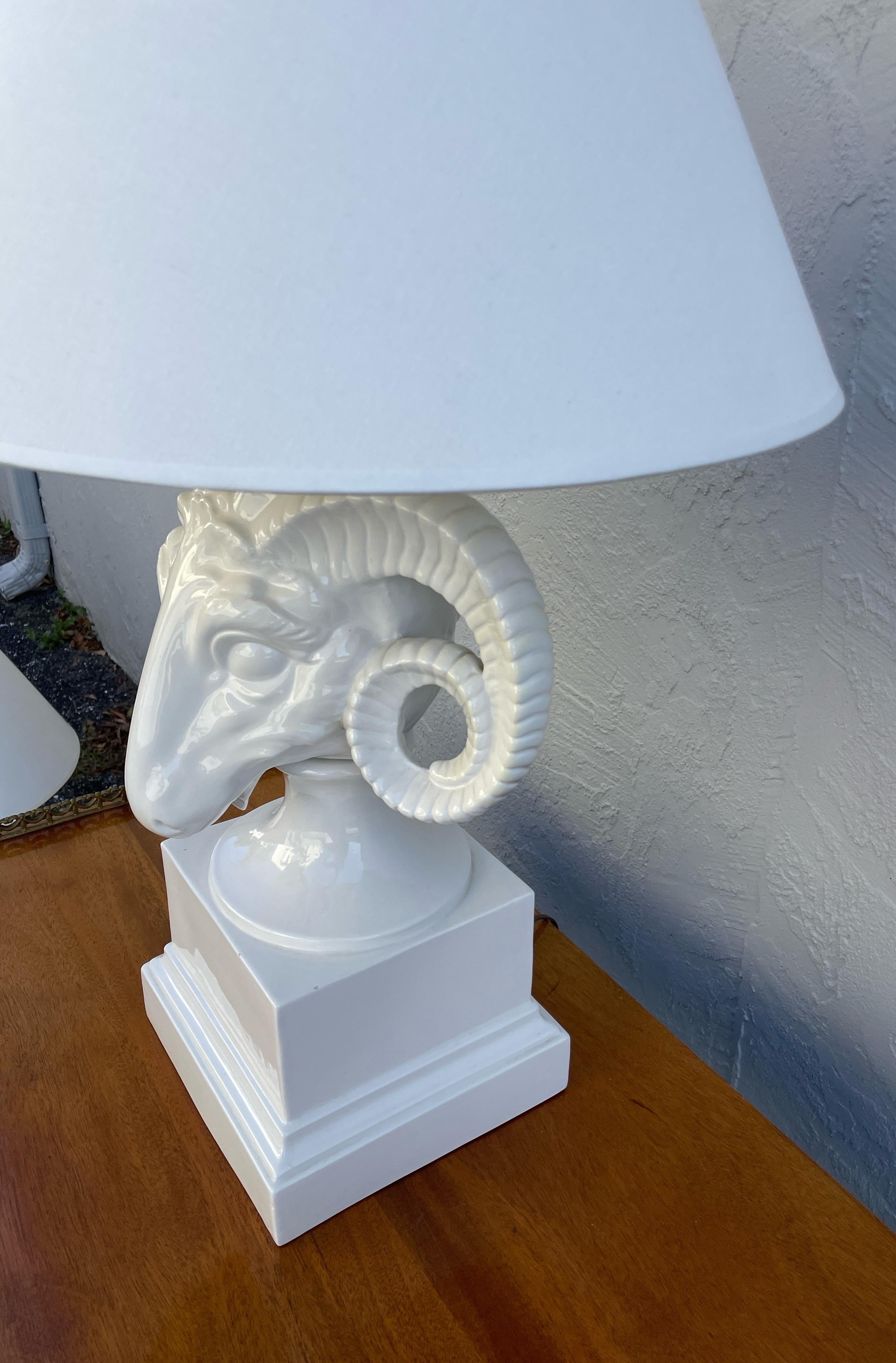 Vintage White Porcelain Ram's Head Lamp by Chapmam In Good Condition For Sale In West Palm Beach, FL