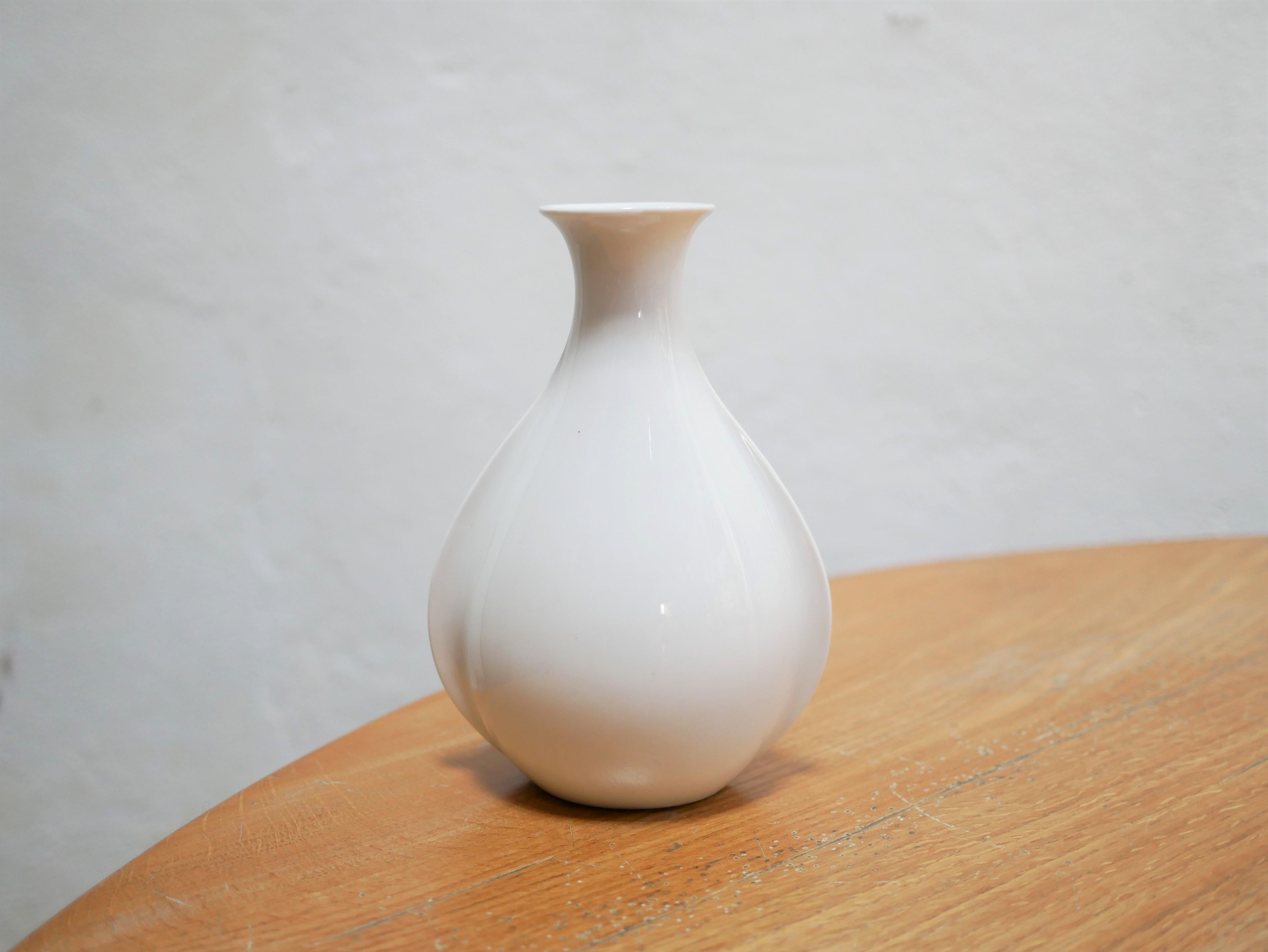 Porcelain vase designed by the German manufacturer Seltmann Weiden in the 1960s.

With its modern shape and the purity of its hue, this vase will be perfect in a natural, refined and delicate decoration.
We simply imagine it placed on a shelf or