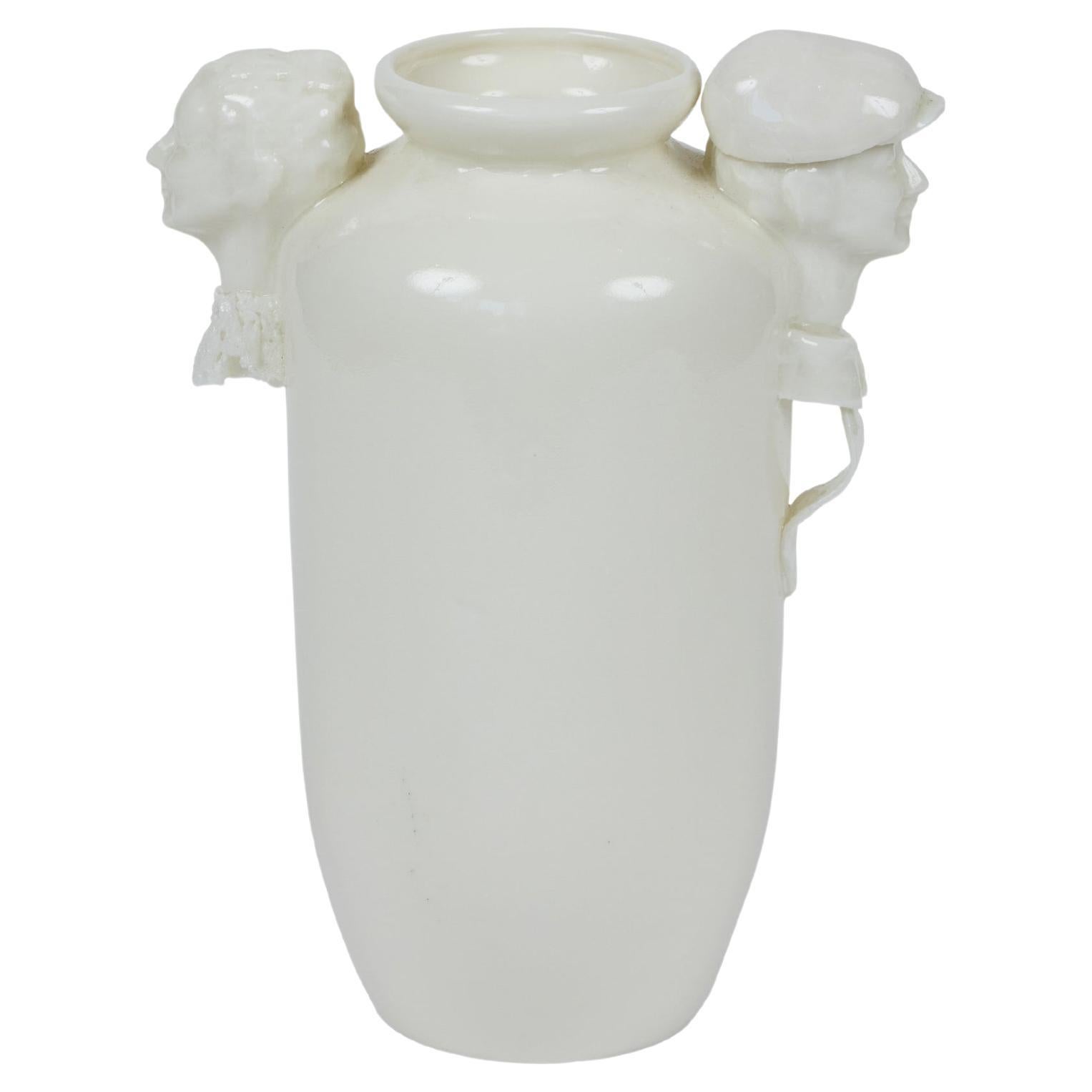 Jarrón vintage de porcelana blanca con asas acentuadas con bustos masculinos y femeninos