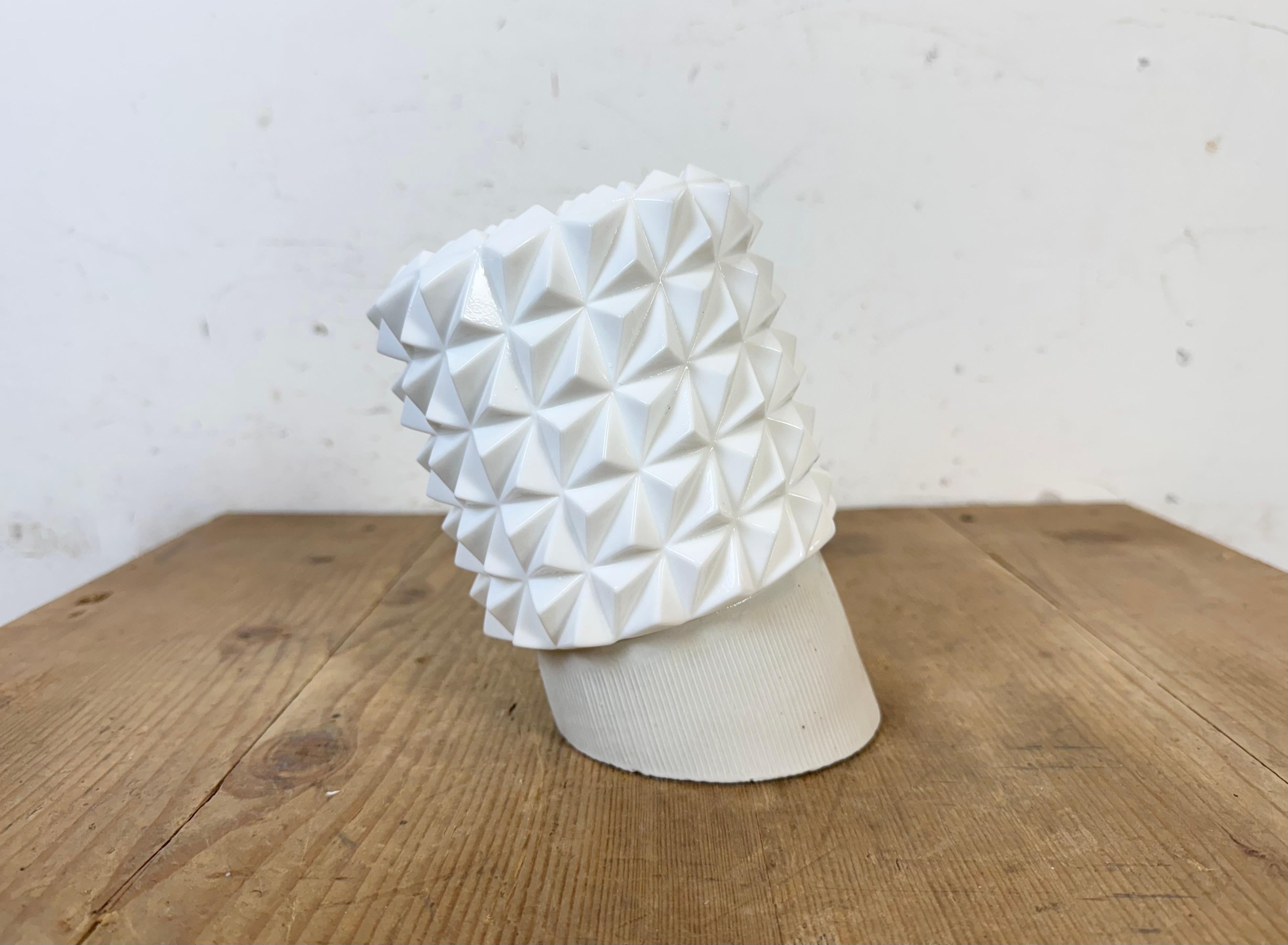 Lampada industriale vintage realizzata nell'ex Cecoslovacchia negli anni '70. È dotato di un supporto da parete in porcellana bianca e di un coperchio in vetro latte. La presa richiede lampadine E27/E 26. Un nuovo cavo. Il peso della lampada è di 1
