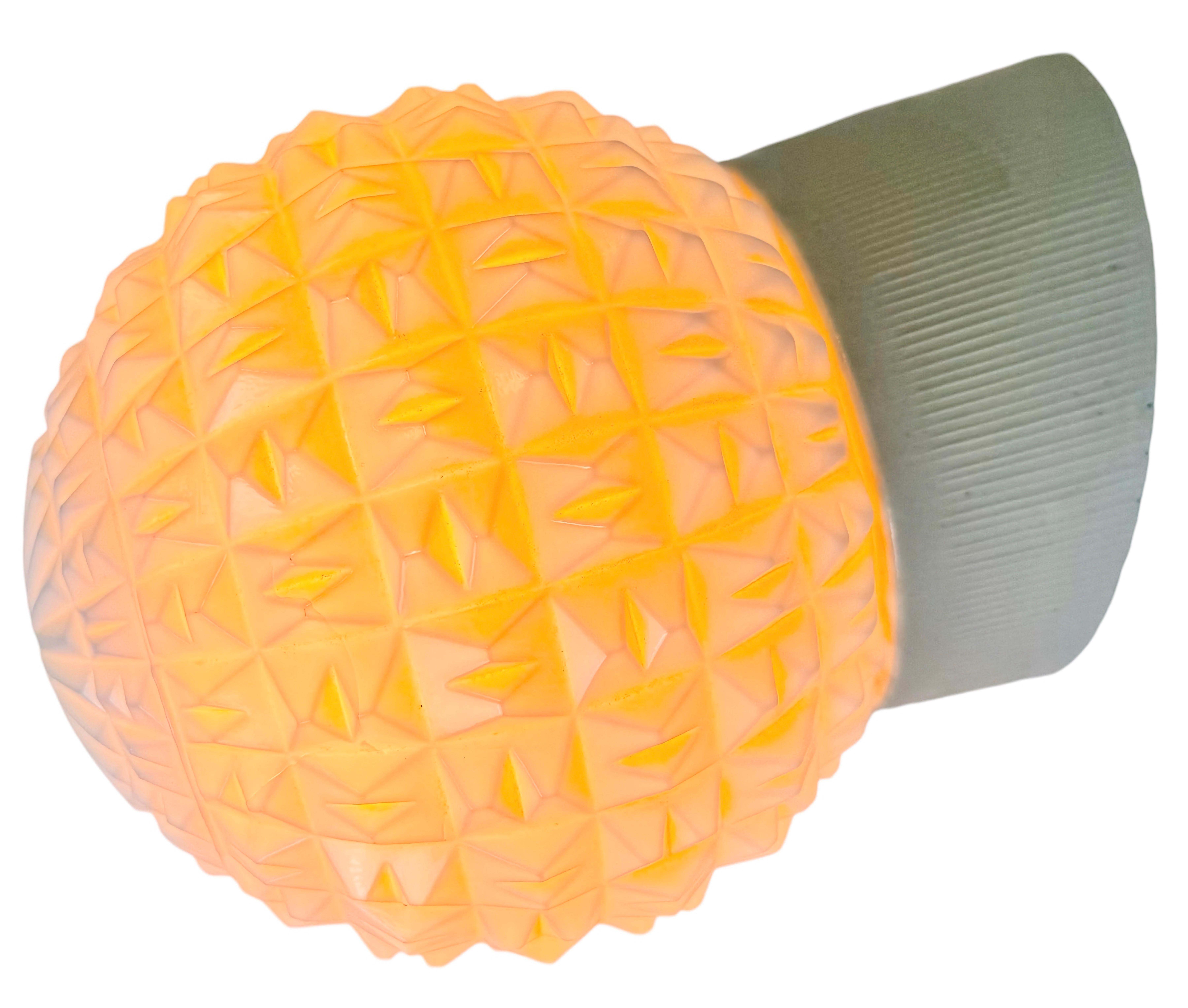 Lampada industriale vintage realizzata nell'ex Cecoslovacchia negli anni '70. È dotato di un supporto da parete in porcellana bianca e di un coperchio in vetro latte. L'attacco richiede lampadine E27/E 26 standard. Un nuovo cavo. Il peso della