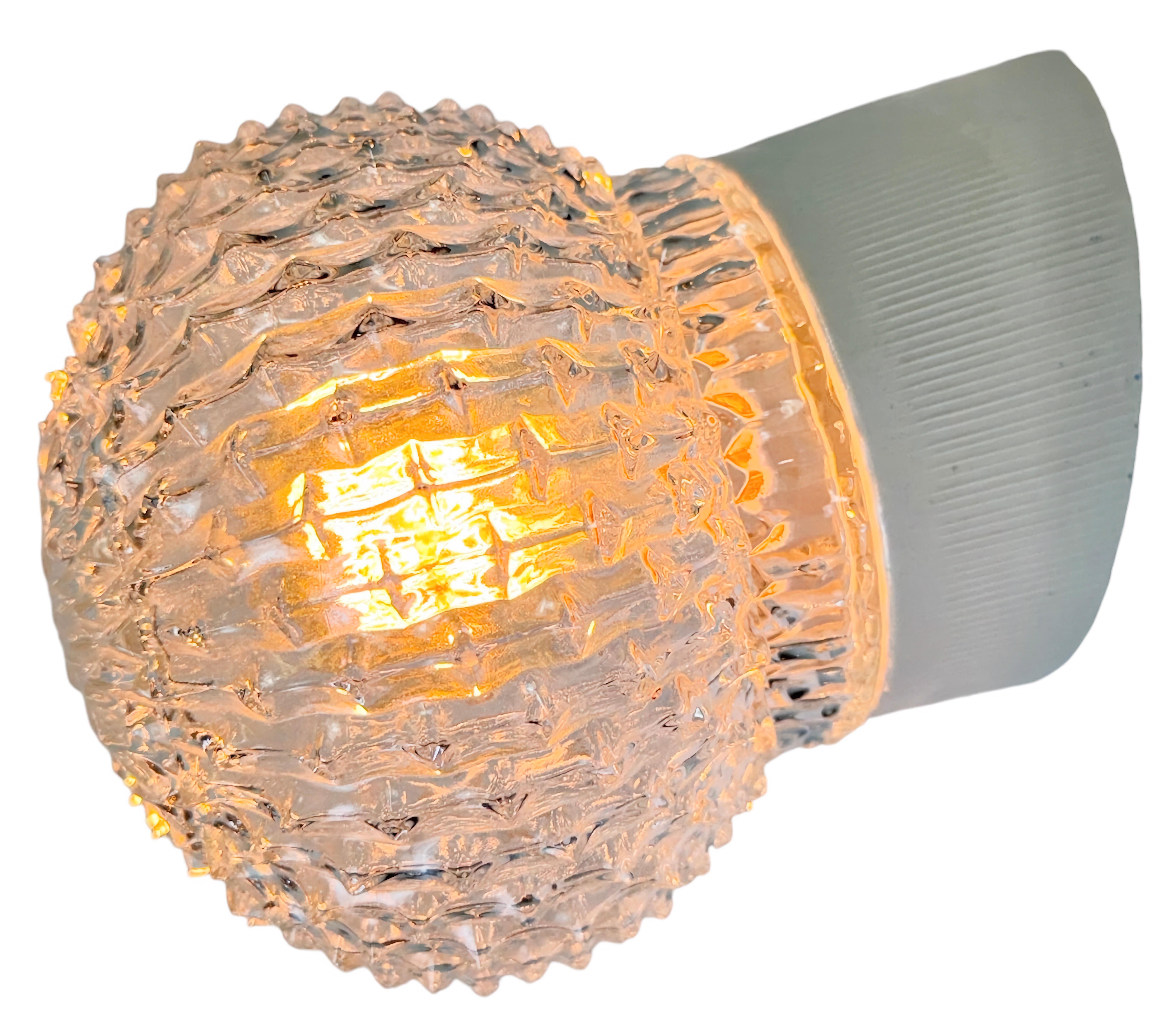 Lampe industrielle vintage fabriquée dans l'ancienne Tchécoslovaquie dans les années 1970. Il est doté d'une fixation murale en porcelaine blanche et d'un couvercle en verre. La douille est compatible avec les ampoules standard E27/E 26. Un nouveau