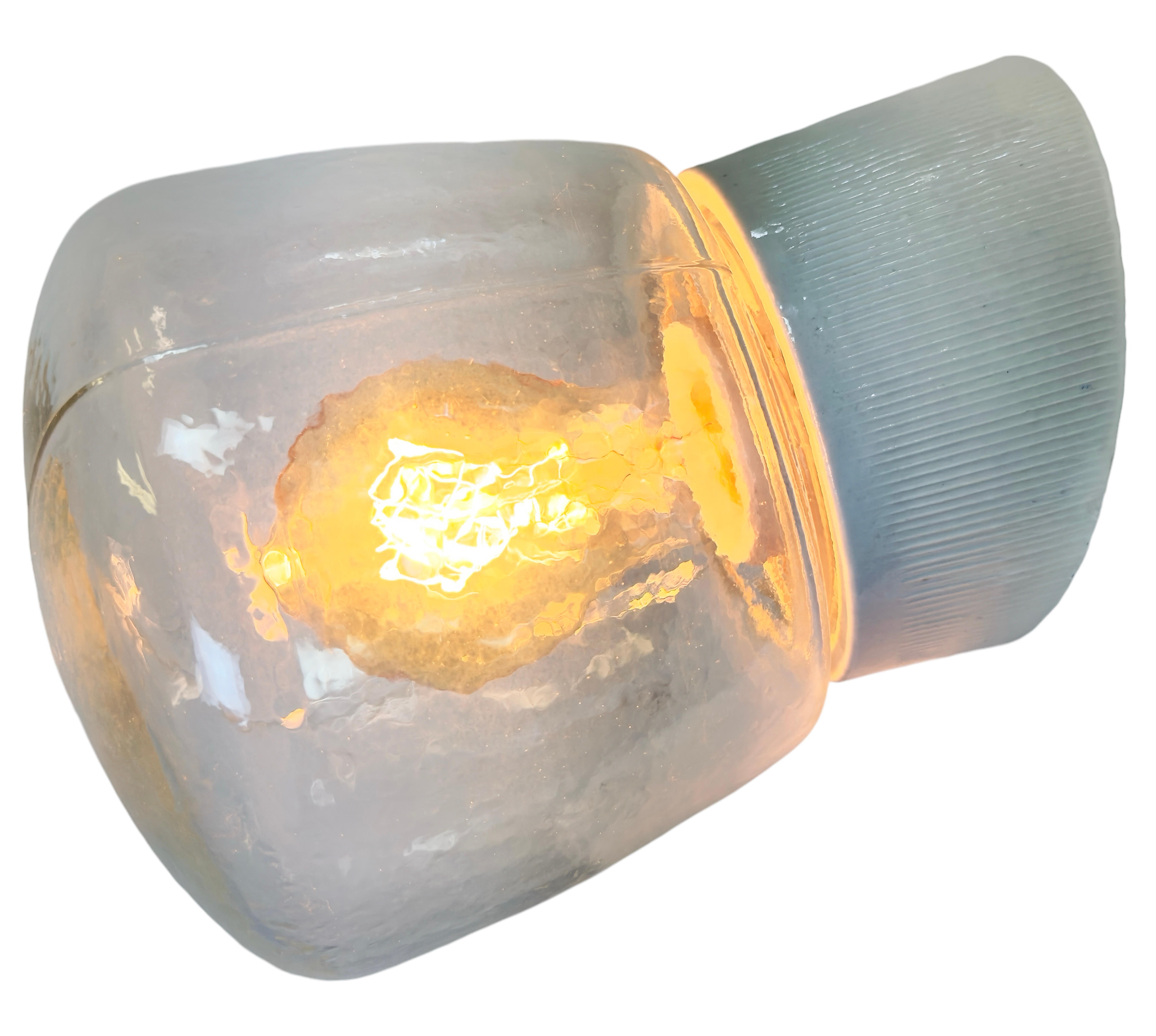 Lampada industriale vintage realizzata nell'ex Cecoslovacchia negli anni '70. È dotato di un supporto da parete in porcellana bianca e di un coperchio in vetro. L'attacco richiede lampadine E27/E 26 standard. Un nuovo cavo. Il peso della lampada è