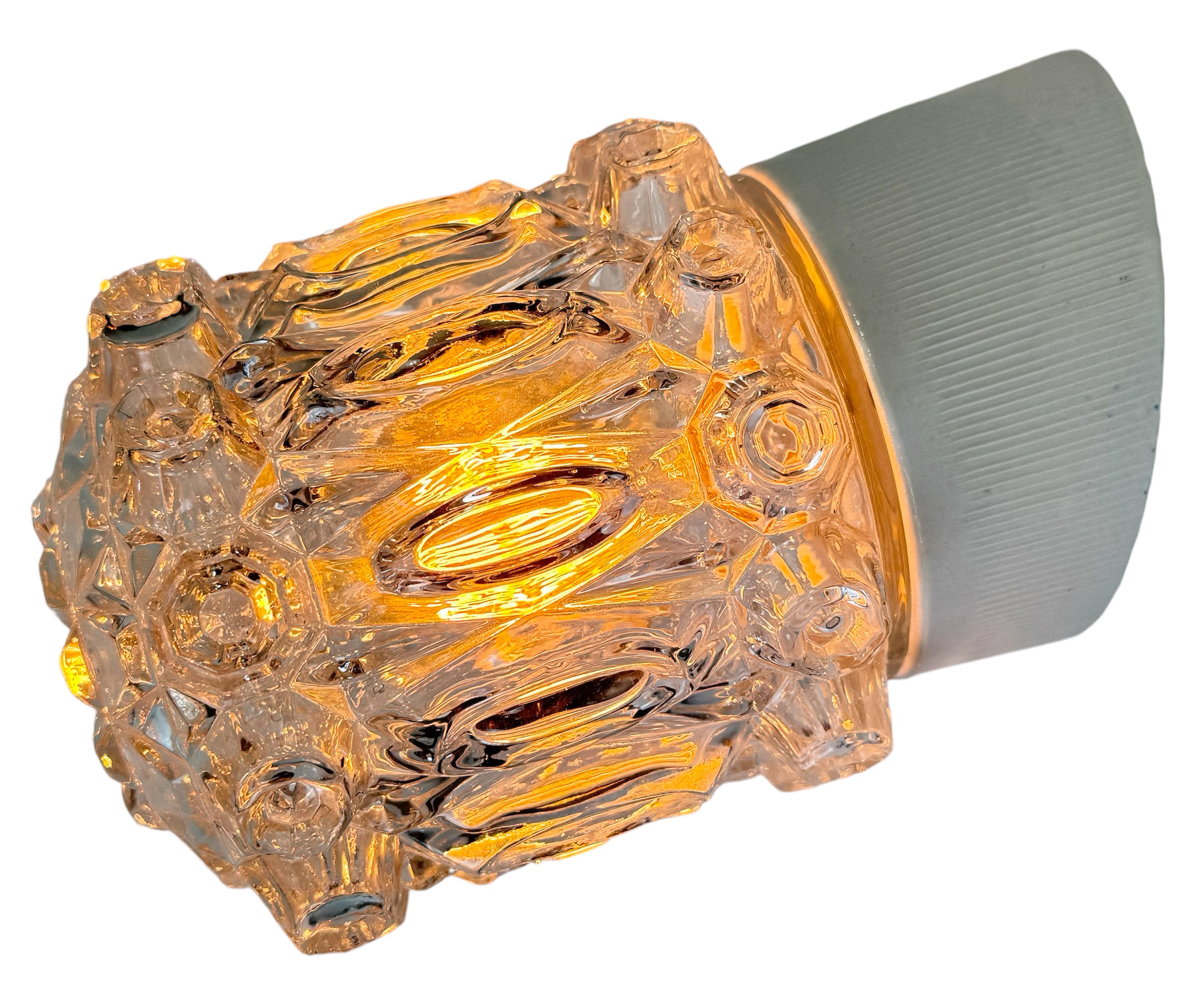 Lampada industriale vintage realizzata nell'ex Cecoslovacchia negli anni '70. È dotato di un supporto da parete in porcellana bianca e di un coperchio in vetro. L'attacco richiede lampadine E27/E 26 standard. Un nuovo cavo. Il peso della lampada è