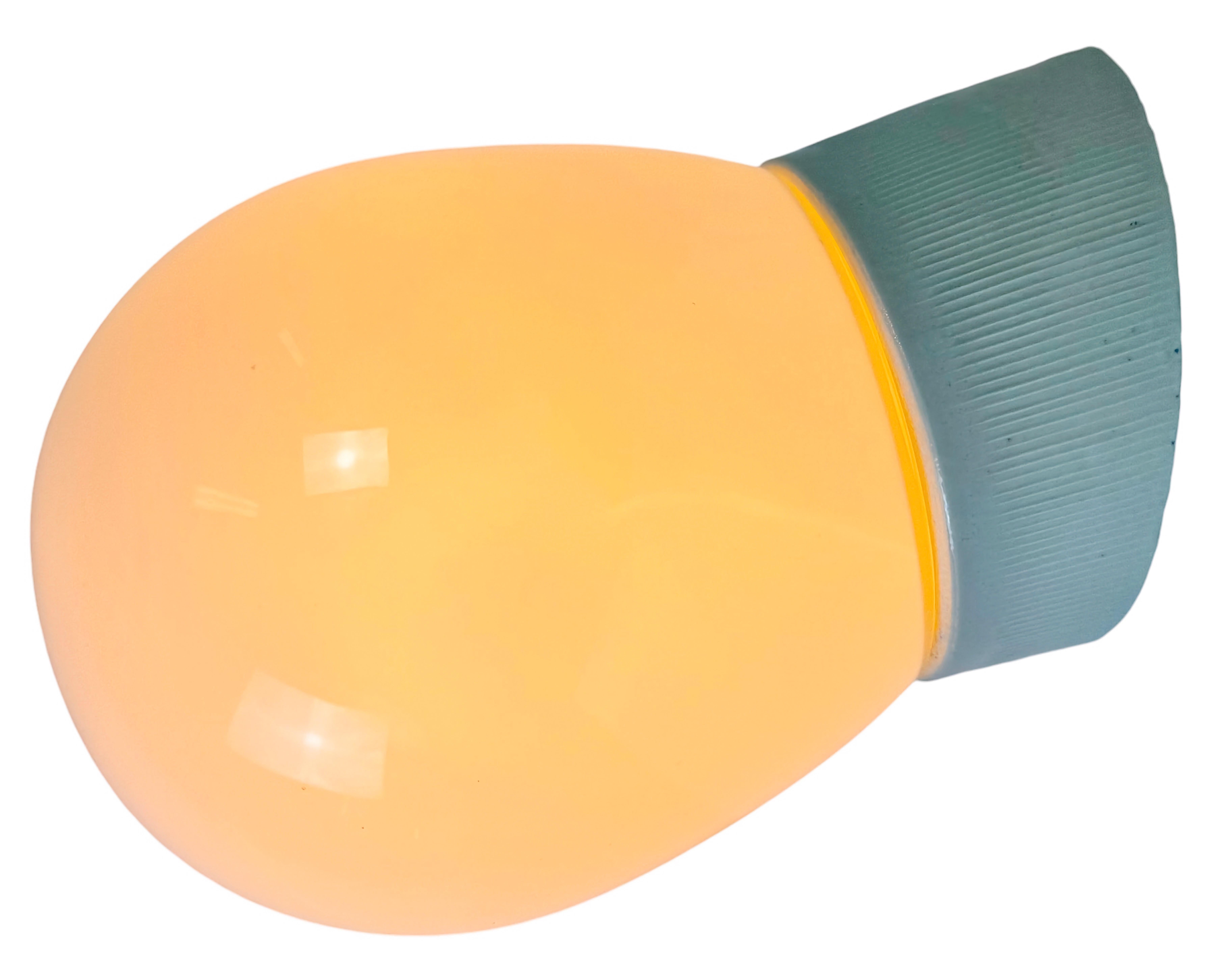 Lampe industrielle vintage fabriquée dans l'ancienne Tchécoslovaquie dans les années 1970. Il est doté d'une fixation murale en porcelaine blanche et d'un couvercle en verre de lait. La douille est compatible avec les ampoules standard E27/E 26. Un
