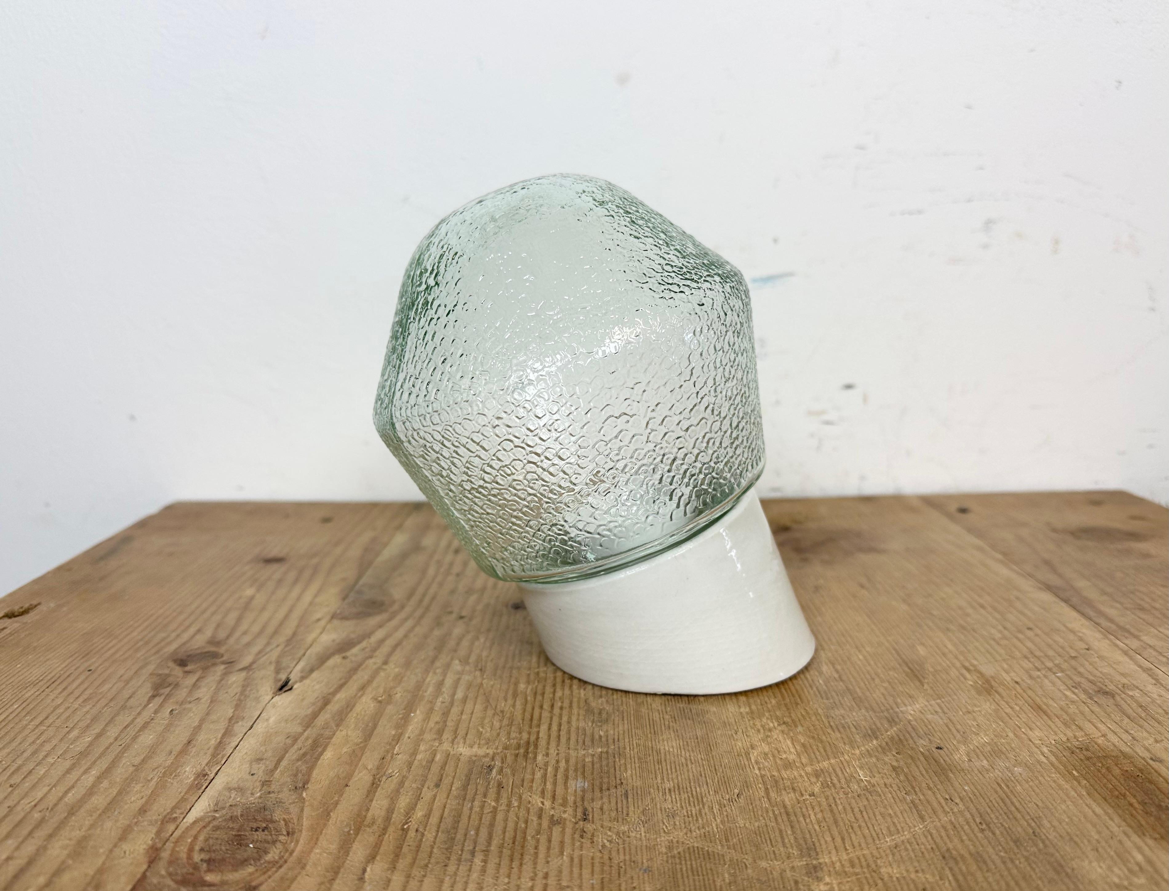 Aplique vintage de porcelana blanca, años 70 Industrial en venta