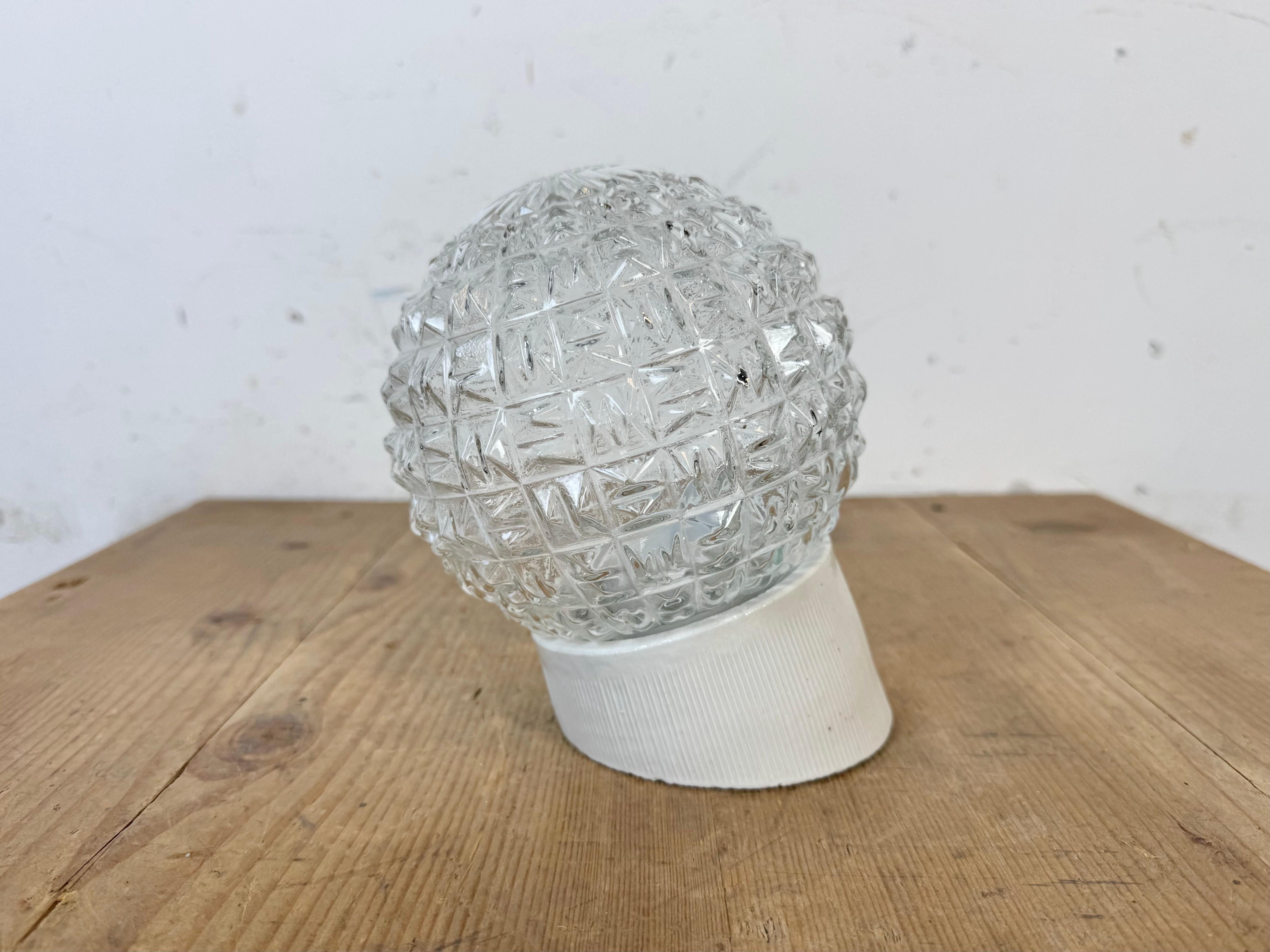 Aplique vintage de porcelana blanca, años 70 Industrial en venta