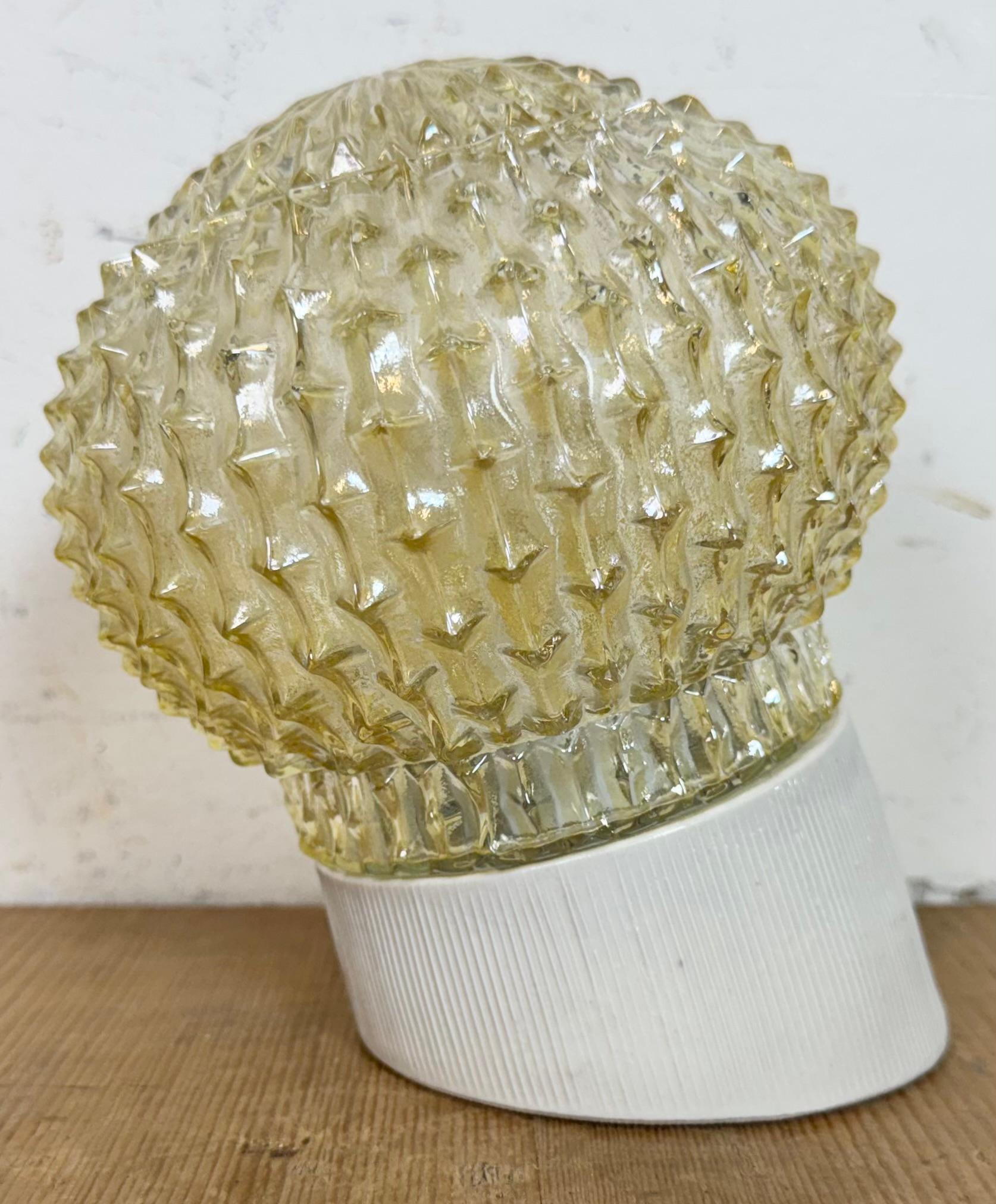 Aplique vintage de porcelana blanca, años 70 Industrial en venta