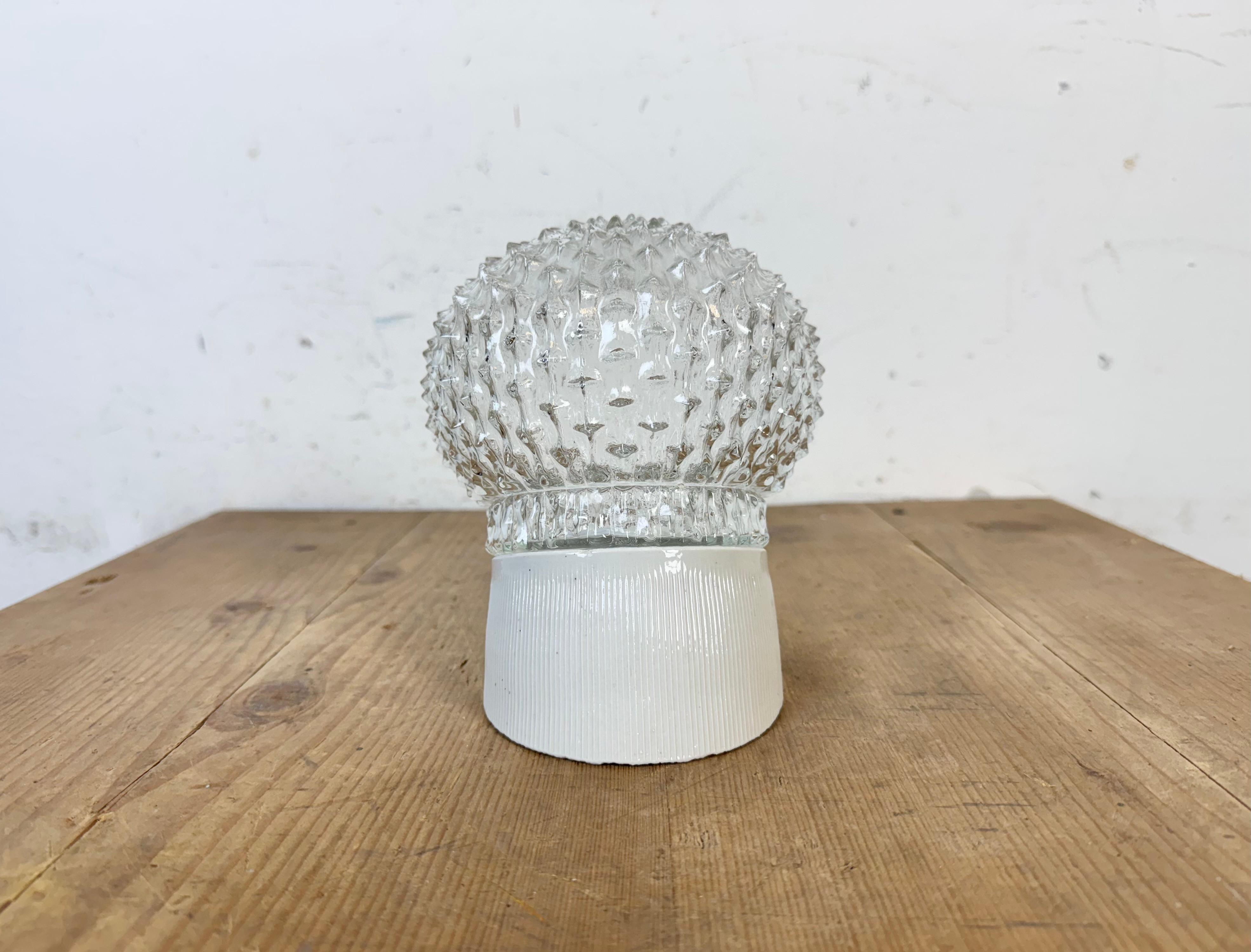 Tchèque Applique murale vintage en porcelaine blanche, années 1970 en vente