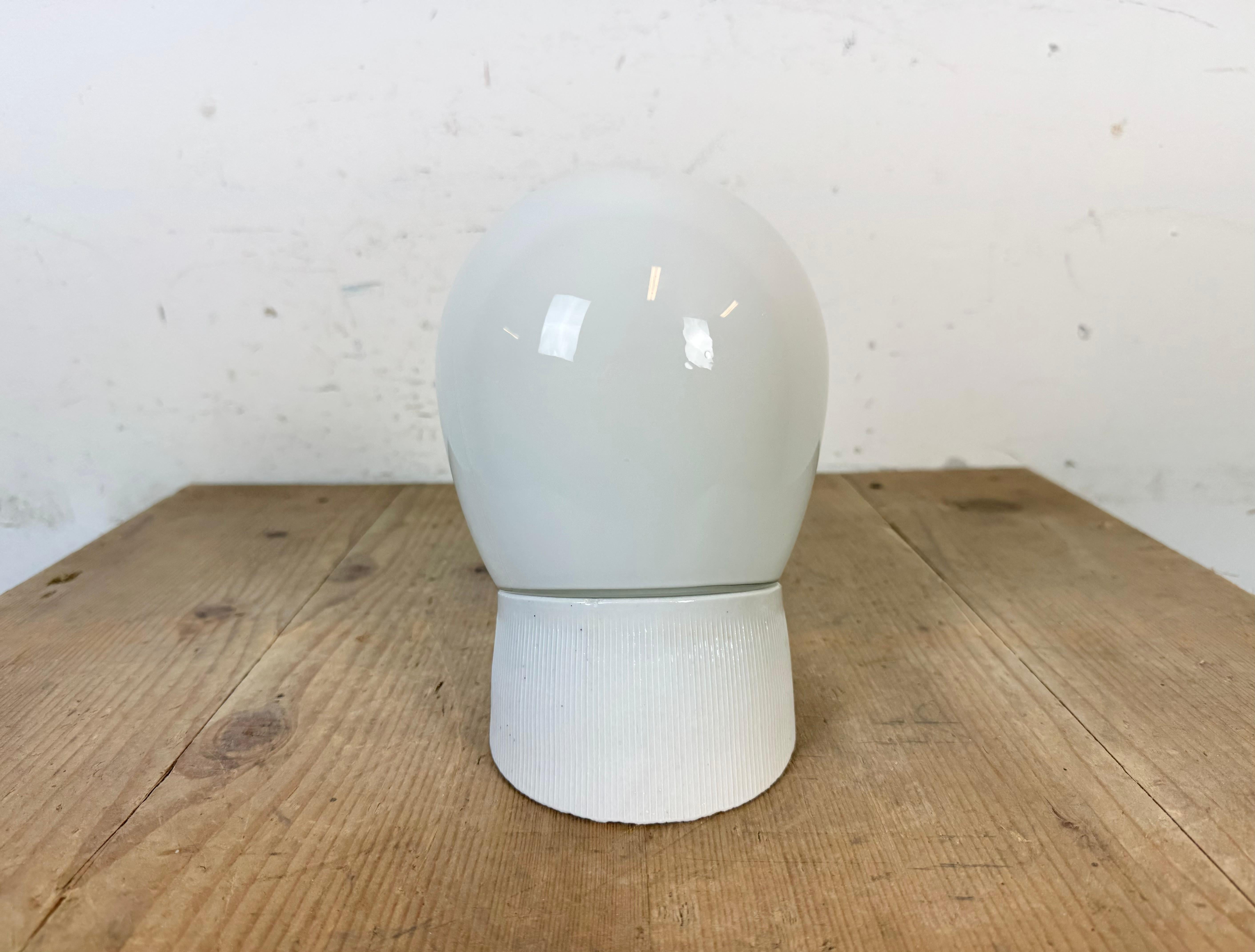 Tchèque Applique murale vintage en porcelaine blanche, années 1970 en vente