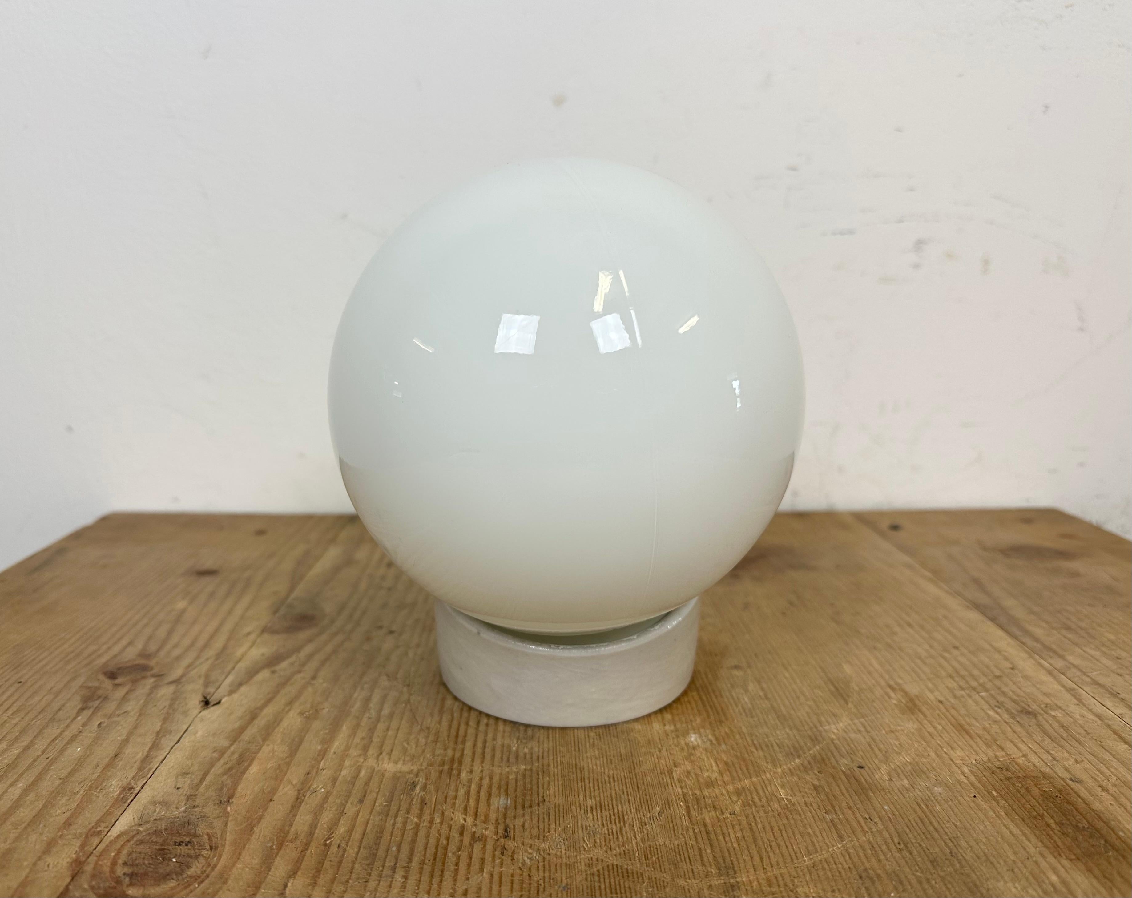 Vintage White Porcelain Wall Light, 1970s In Good Condition For Sale In Kojetice, CZ