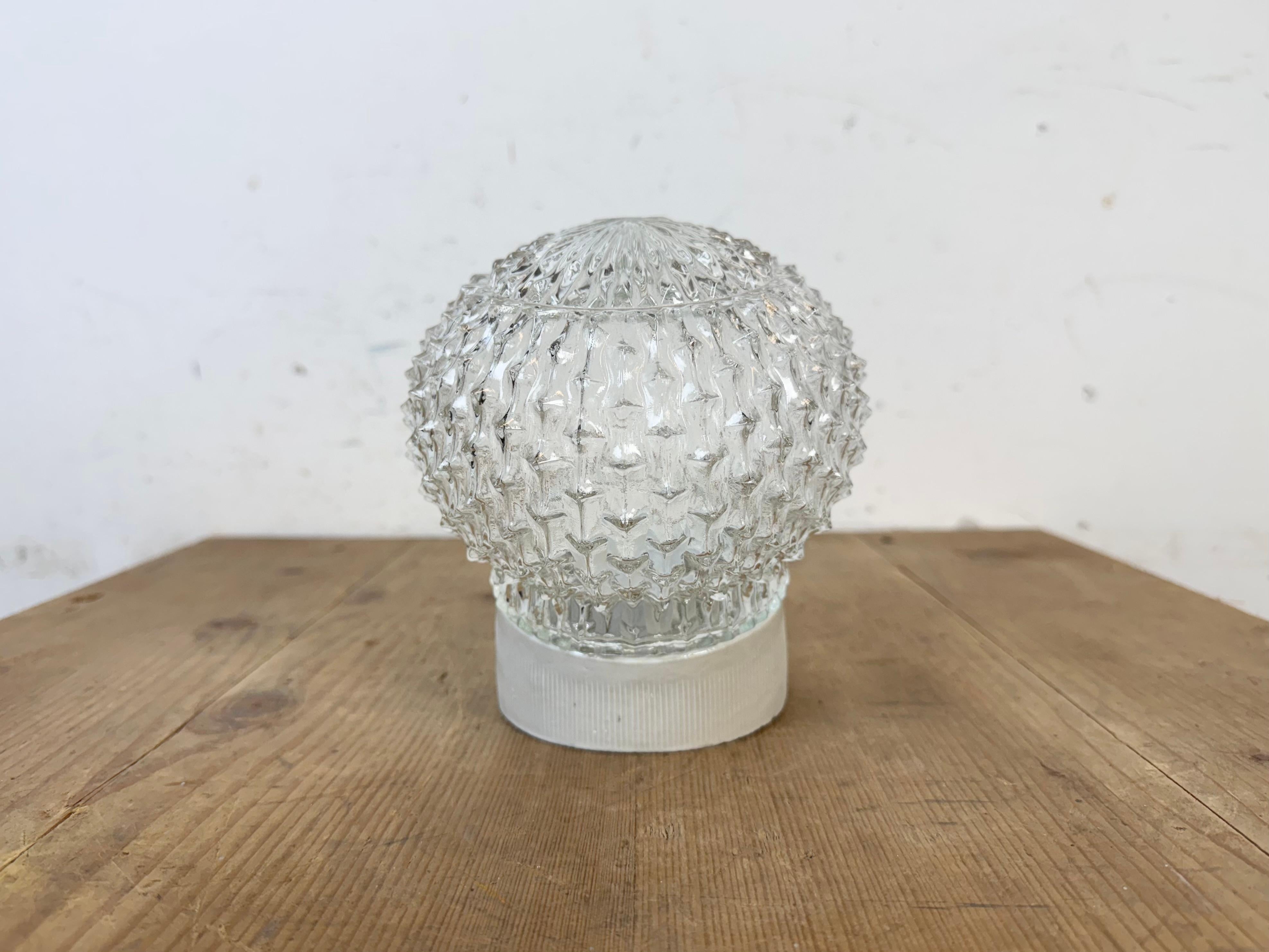 Fin du 20e siècle Applique murale vintage en porcelaine blanche, années 1970 en vente