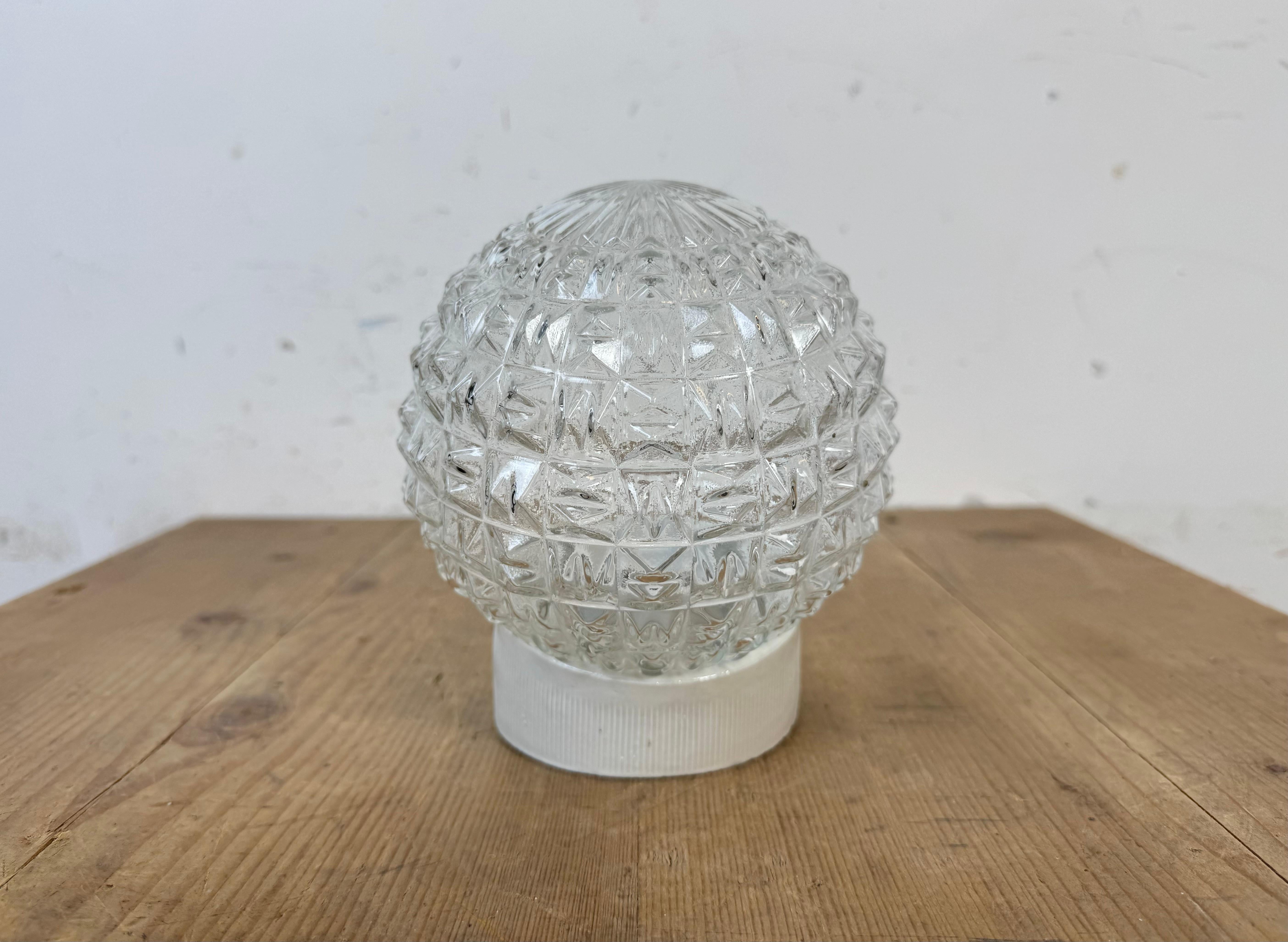 Aplique vintage de porcelana blanca, años 70 finales del siglo XX en venta